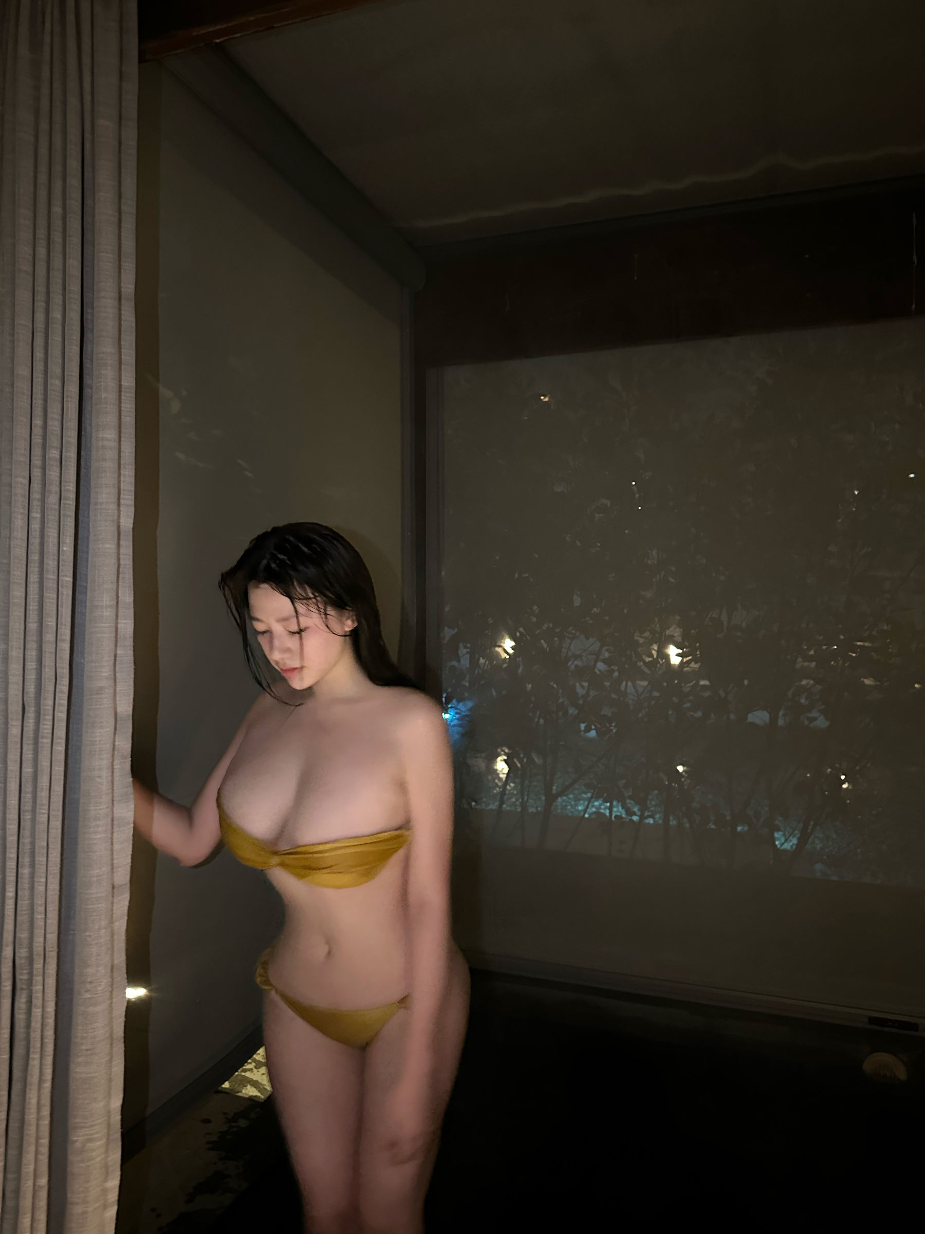 奶宝妹纸 - 深夜游泳池