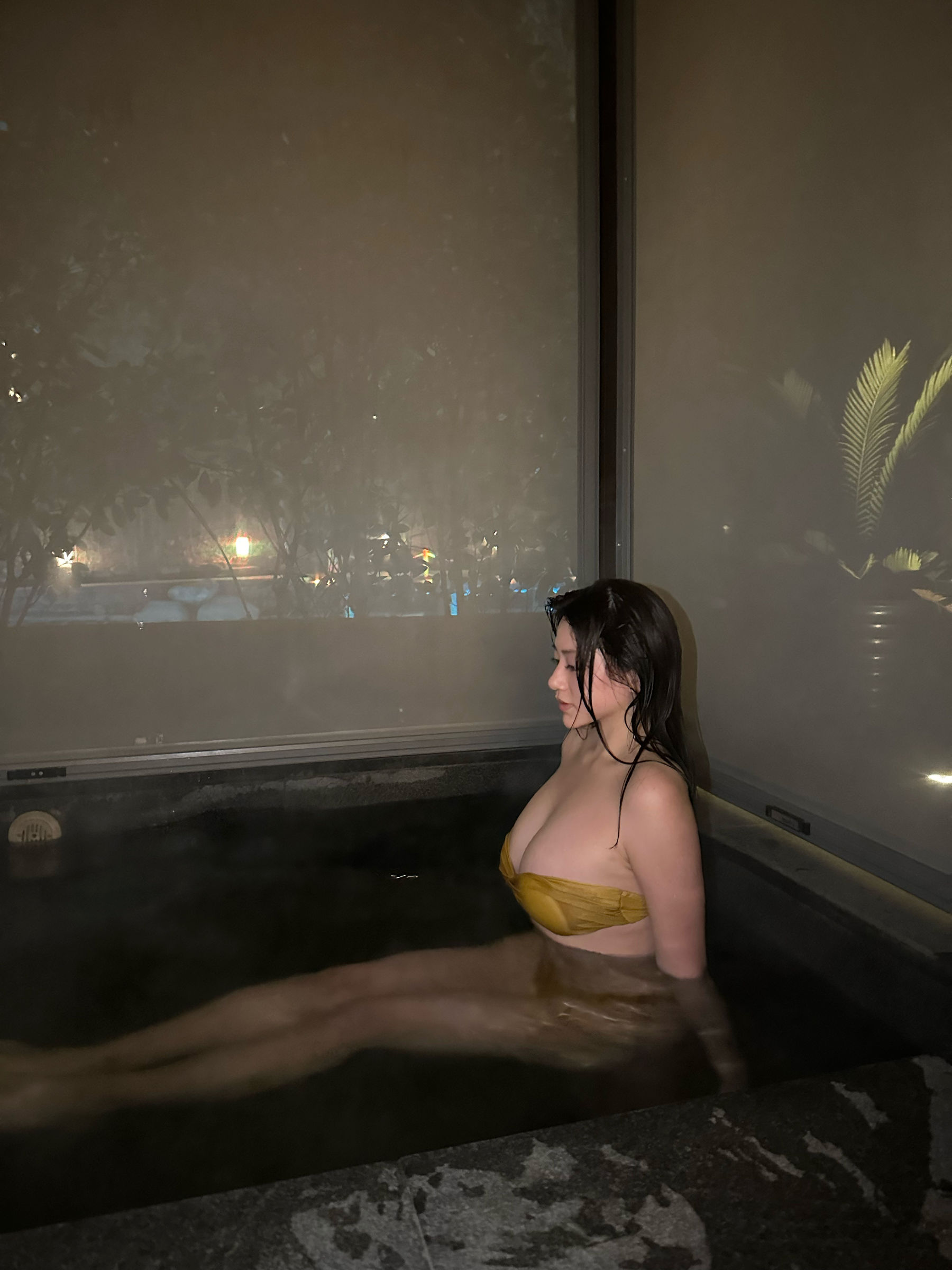奶宝妹纸 - 深夜游泳池