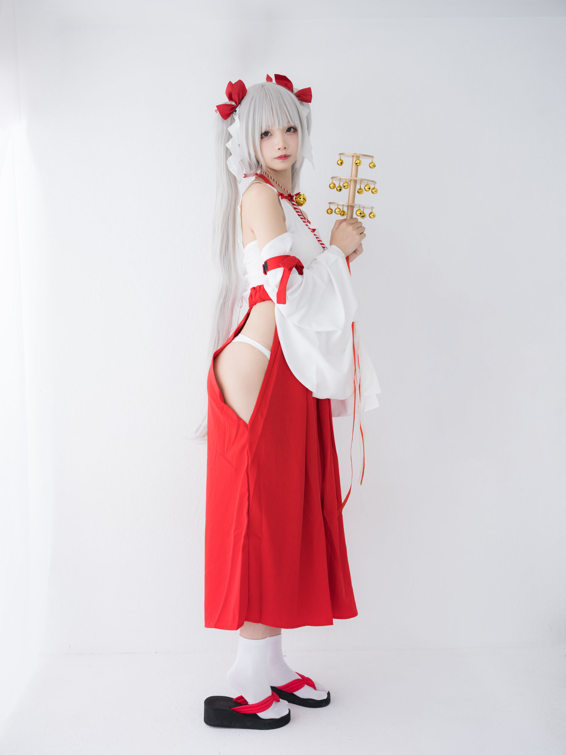 清纯少女五更百鬼 - 女巫