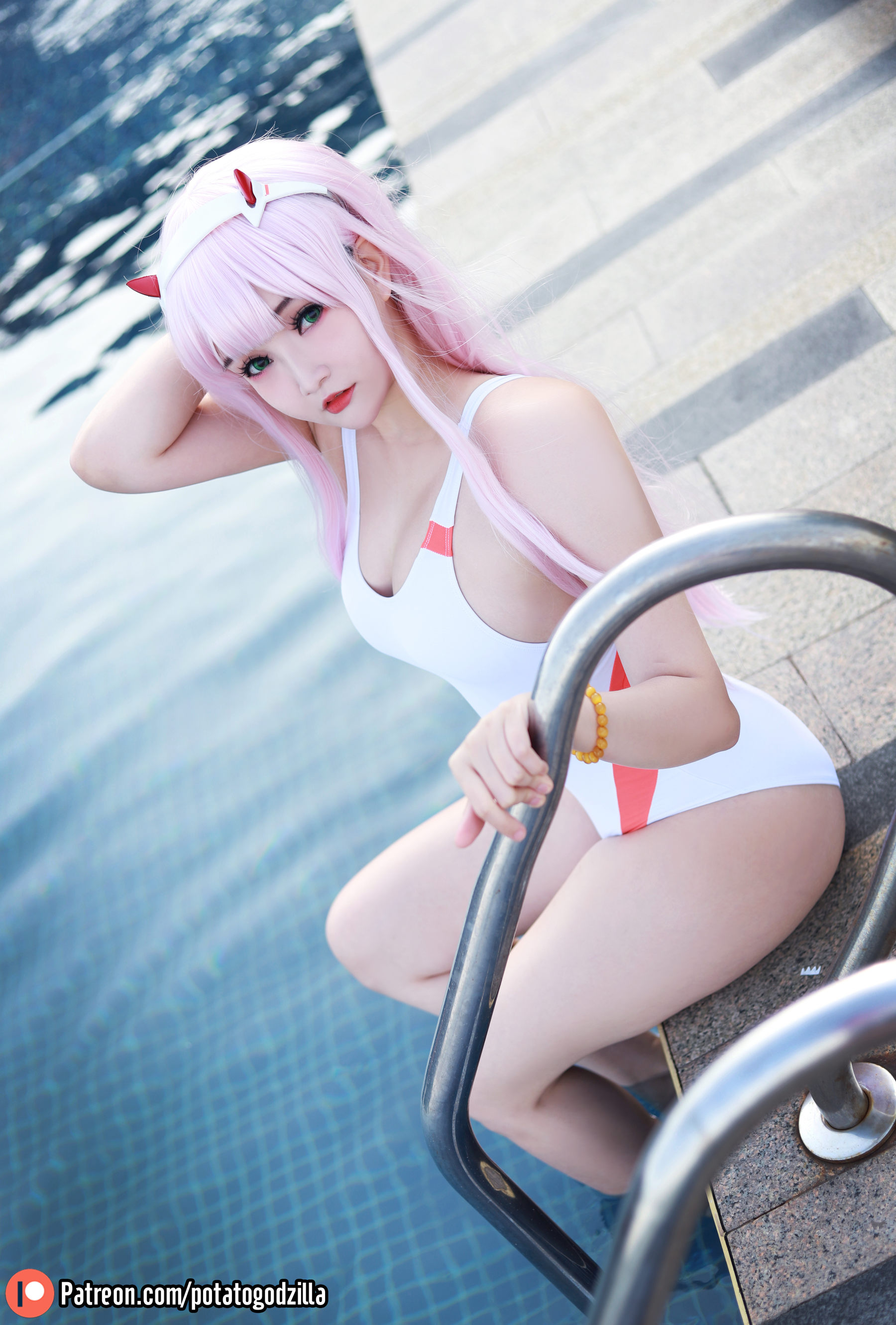 Coser小姐姐Potato Godzilla - Zero Two Swimsuit