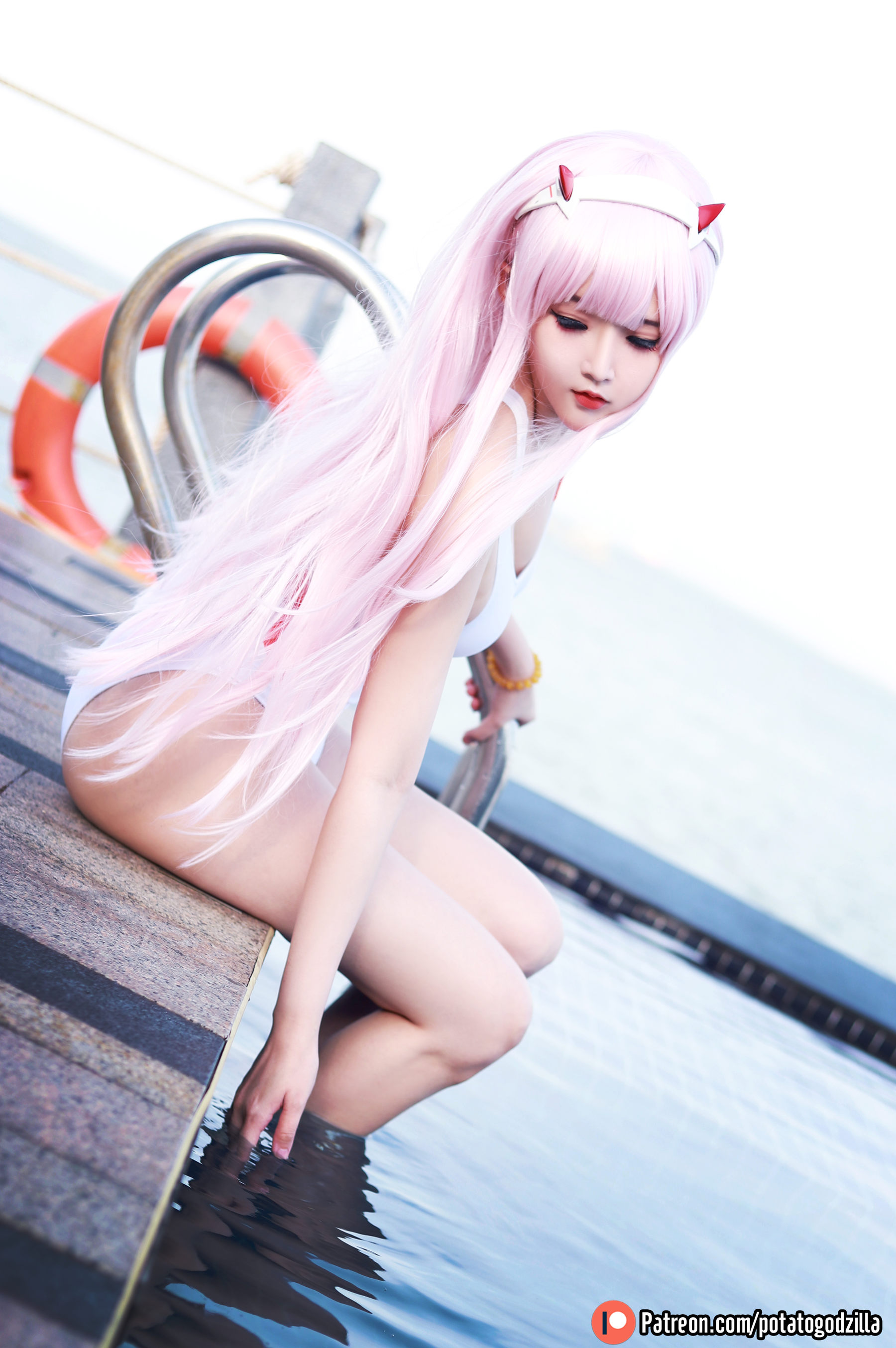 Coser小姐姐Potato Godzilla - Zero Two Swimsuit
