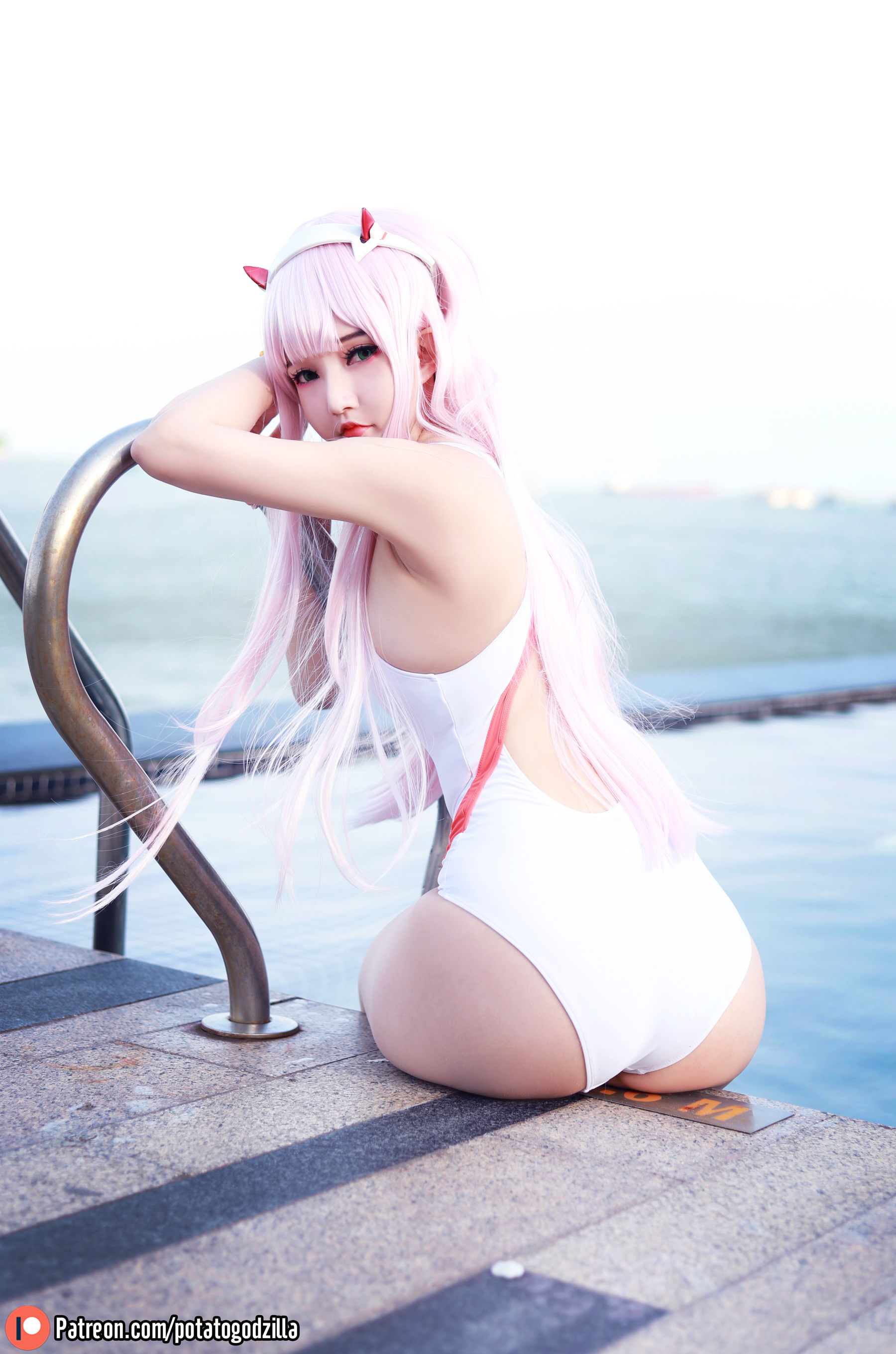 Coser小姐姐Potato Godzilla - Zero Two Swimsuit