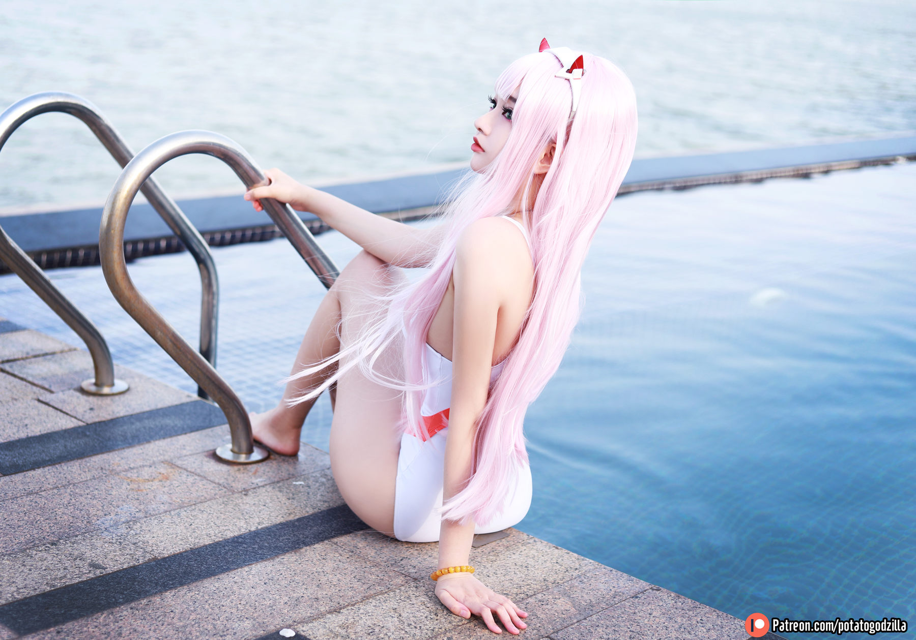 Coser小姐姐Potato Godzilla - Zero Two Swimsuit