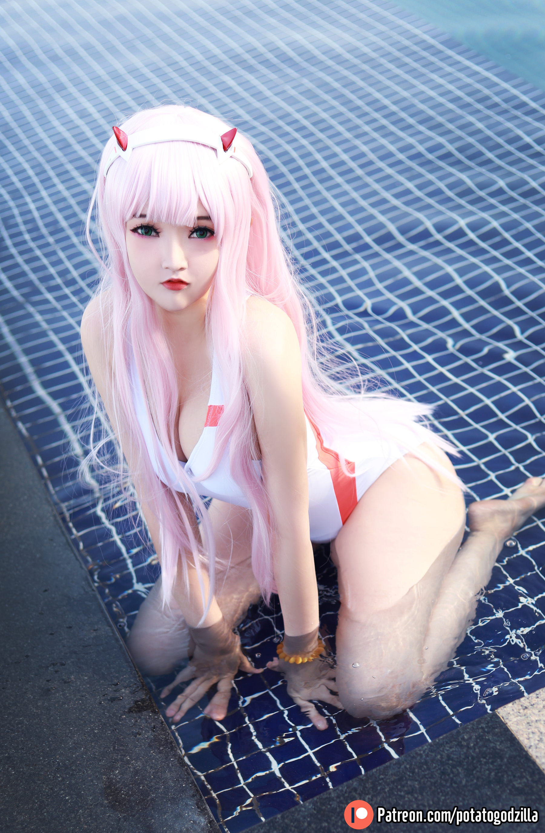 Coser小姐姐Potato Godzilla - Zero Two Swimsuit