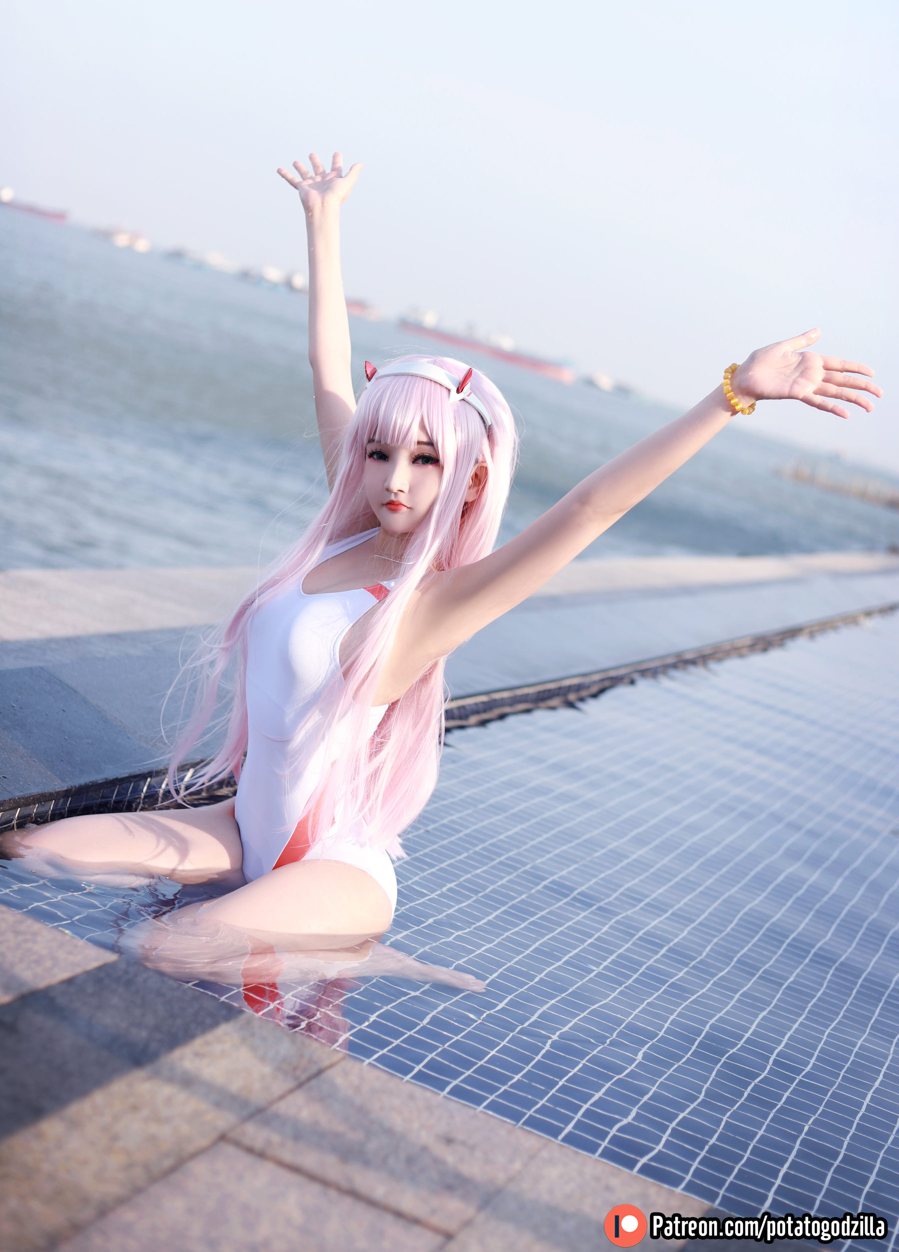 Coser小姐姐Potato Godzilla - Zero Two Swimsuit