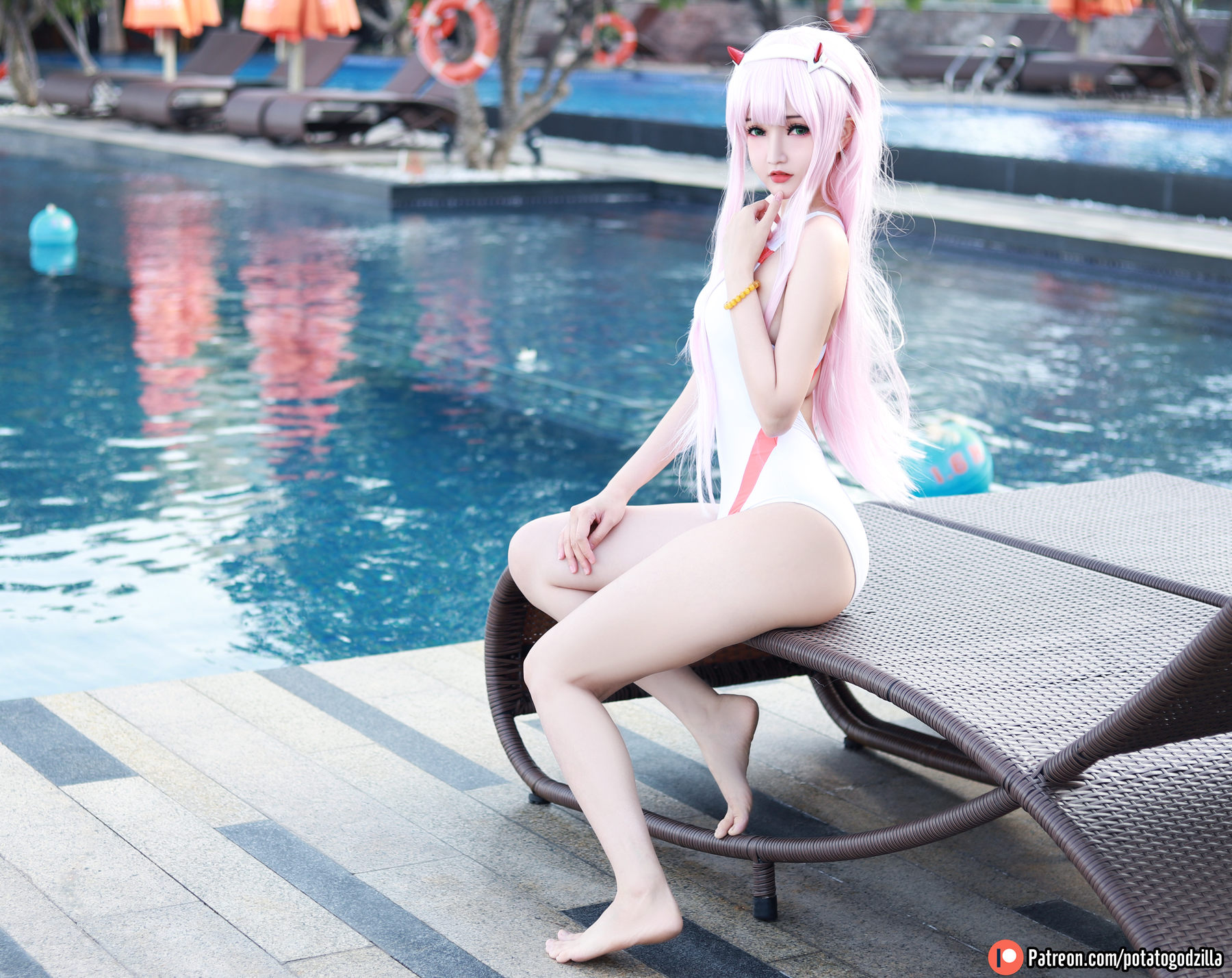 Coser小姐姐Potato Godzilla - Zero Two Swimsuit