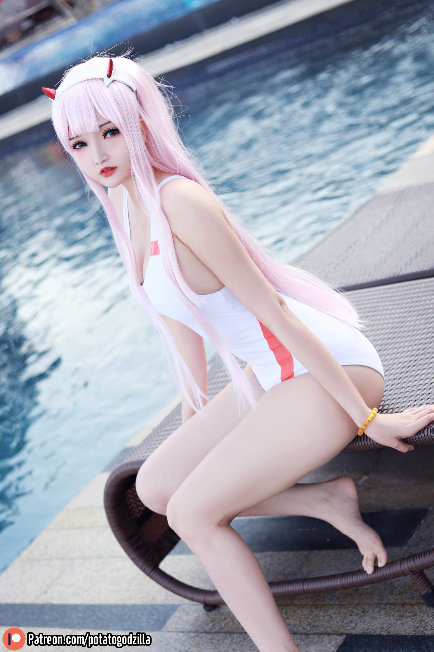 Coser小姐姐Potato Godzilla - Zero Two Swimsuit