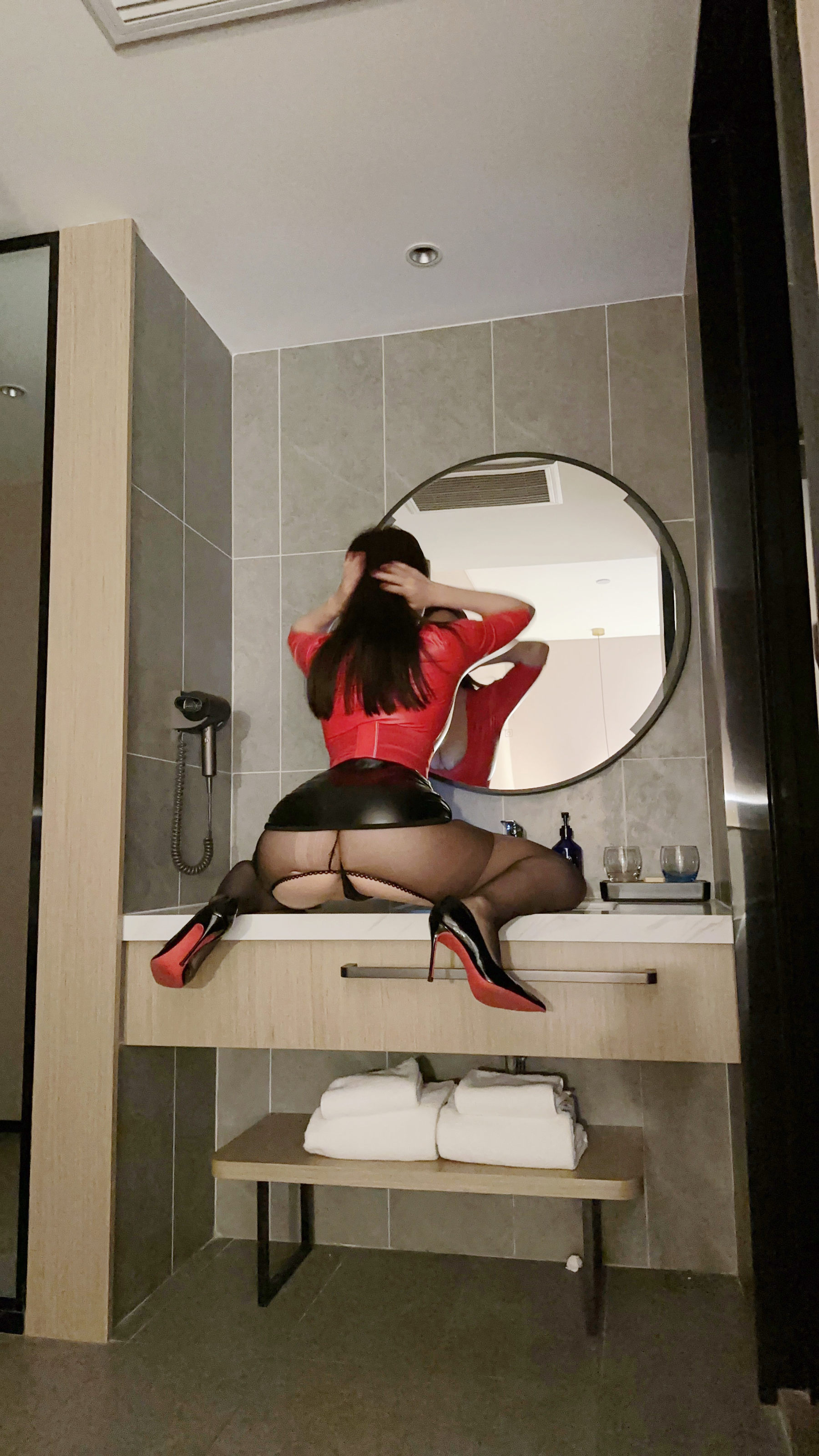 奶宝妹纸 - 诱人的红皮衣