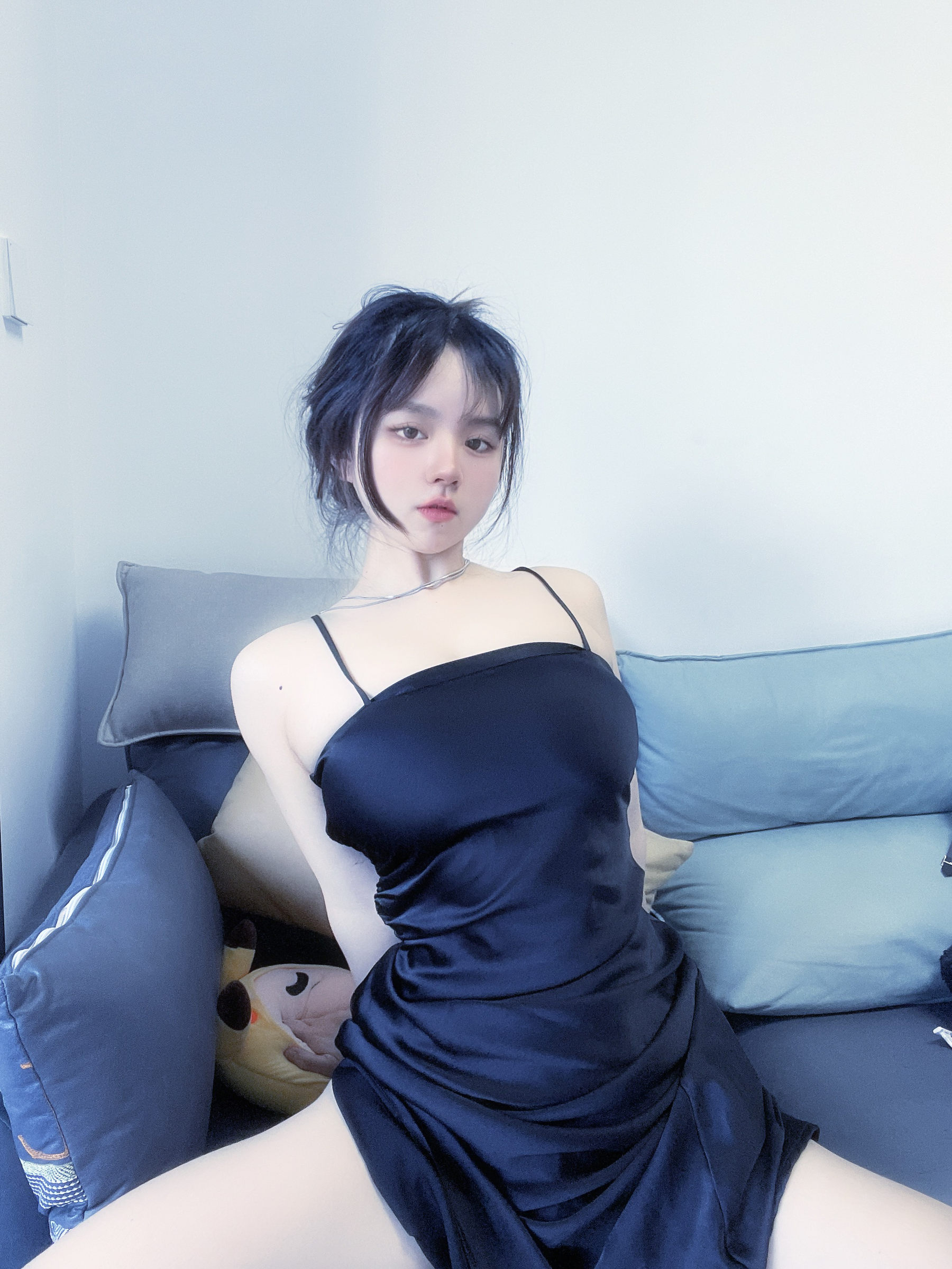 葱油饼 - 黑色绸缎裙