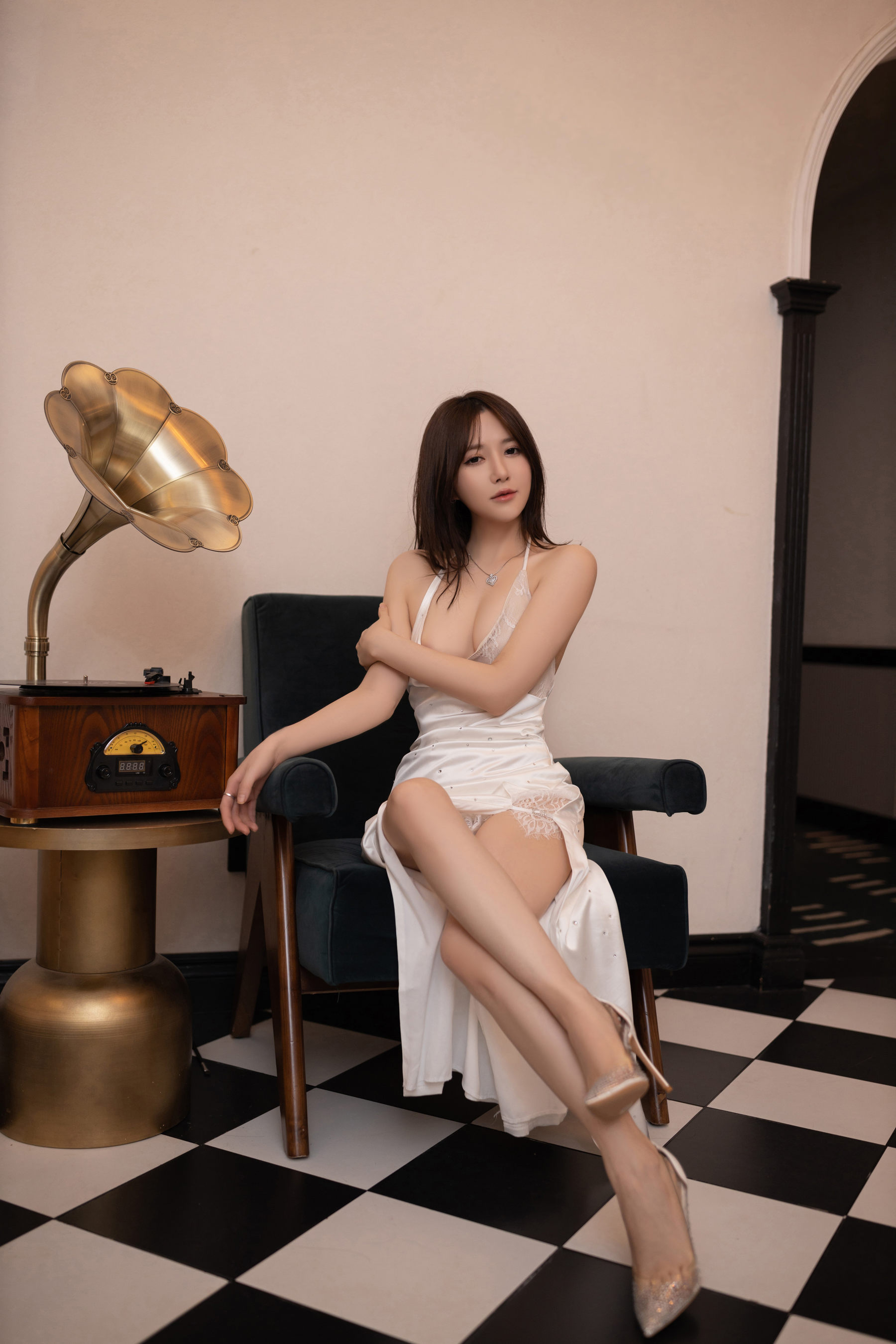 鱼子酱白色礼服写真