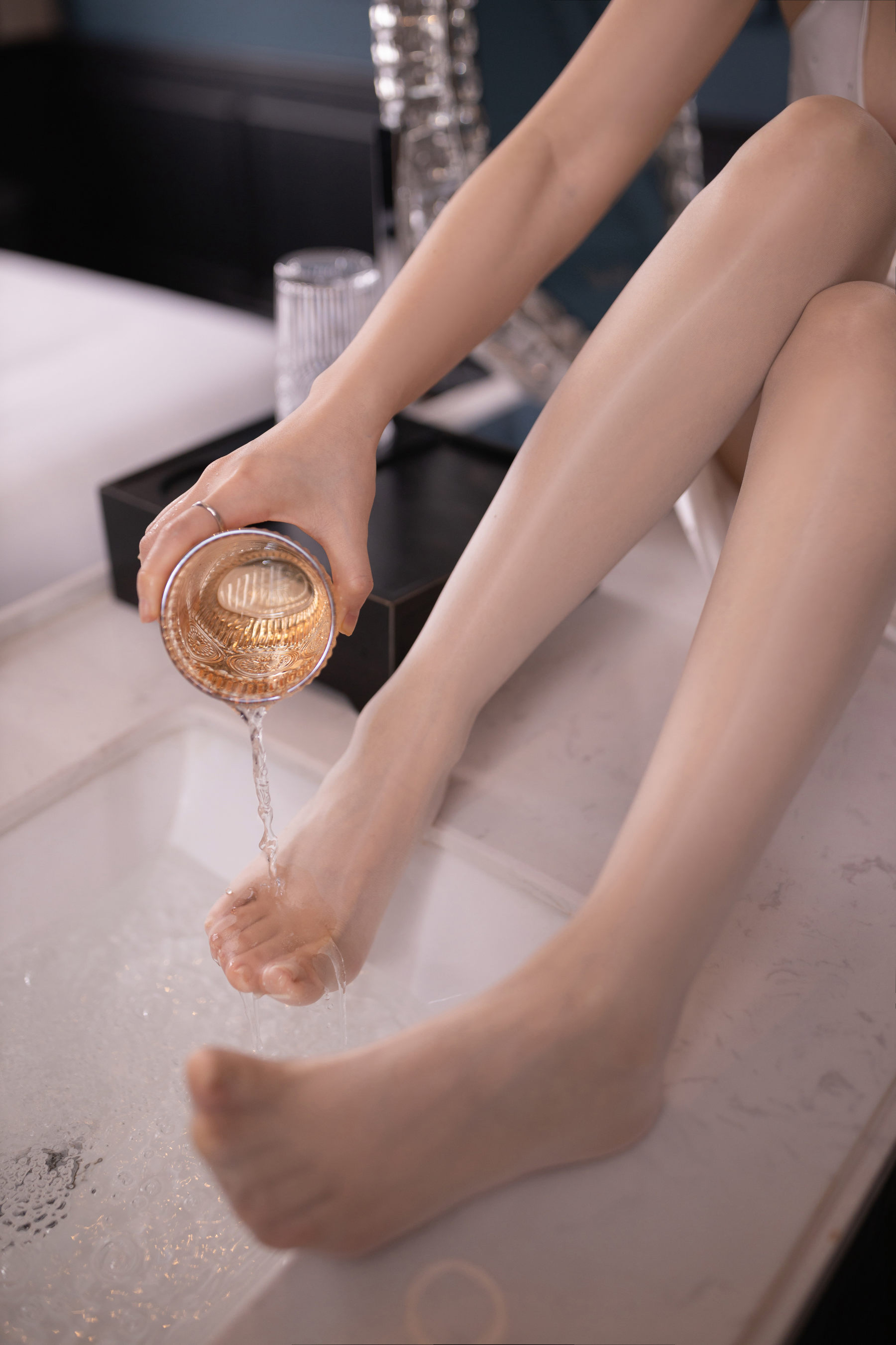 鱼子酱白色礼服写真