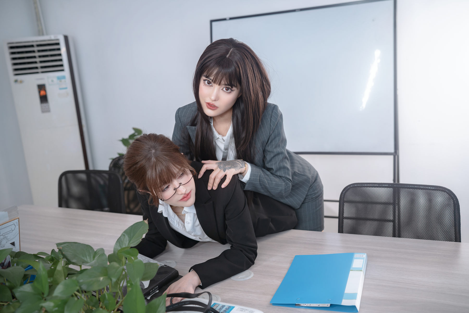 鹿八岁 - 女上司和女下属