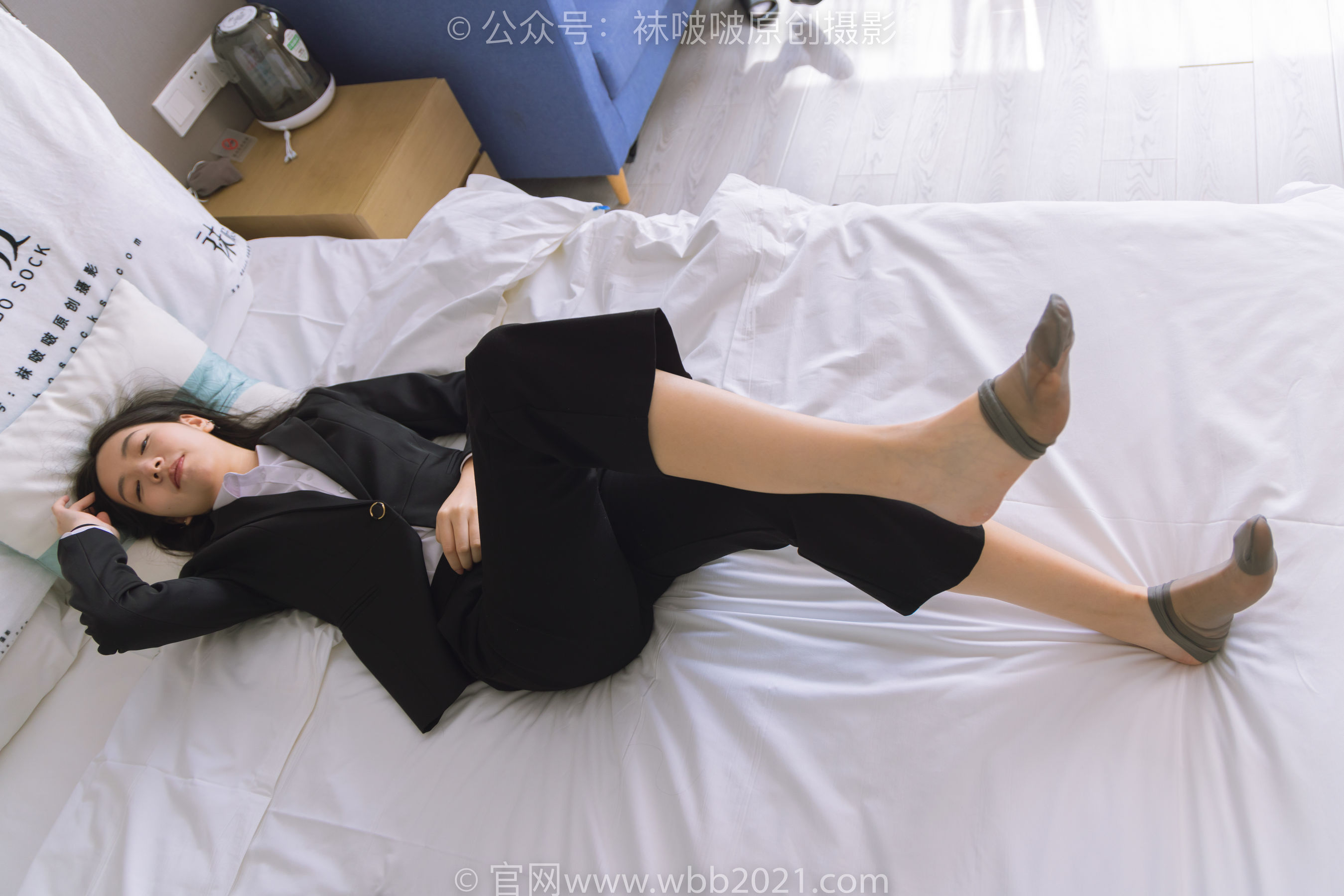 BoBoSocks袜啵啵 No.245 小甜豆 -高跟鞋、短灰丝、半蹲镜头较多