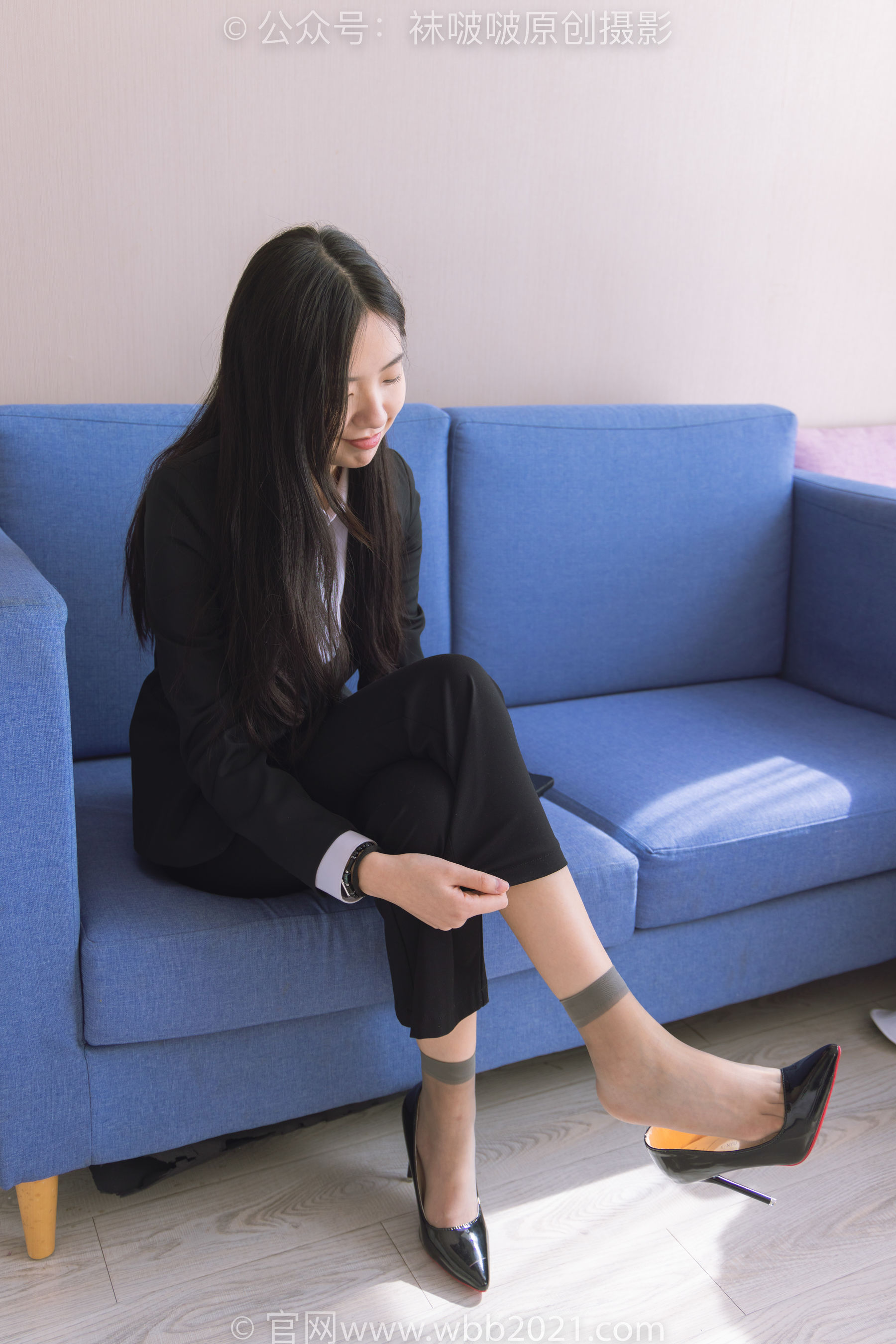BoBoSocks袜啵啵 No.245 小甜豆 -高跟鞋、短灰丝、半蹲镜头较多