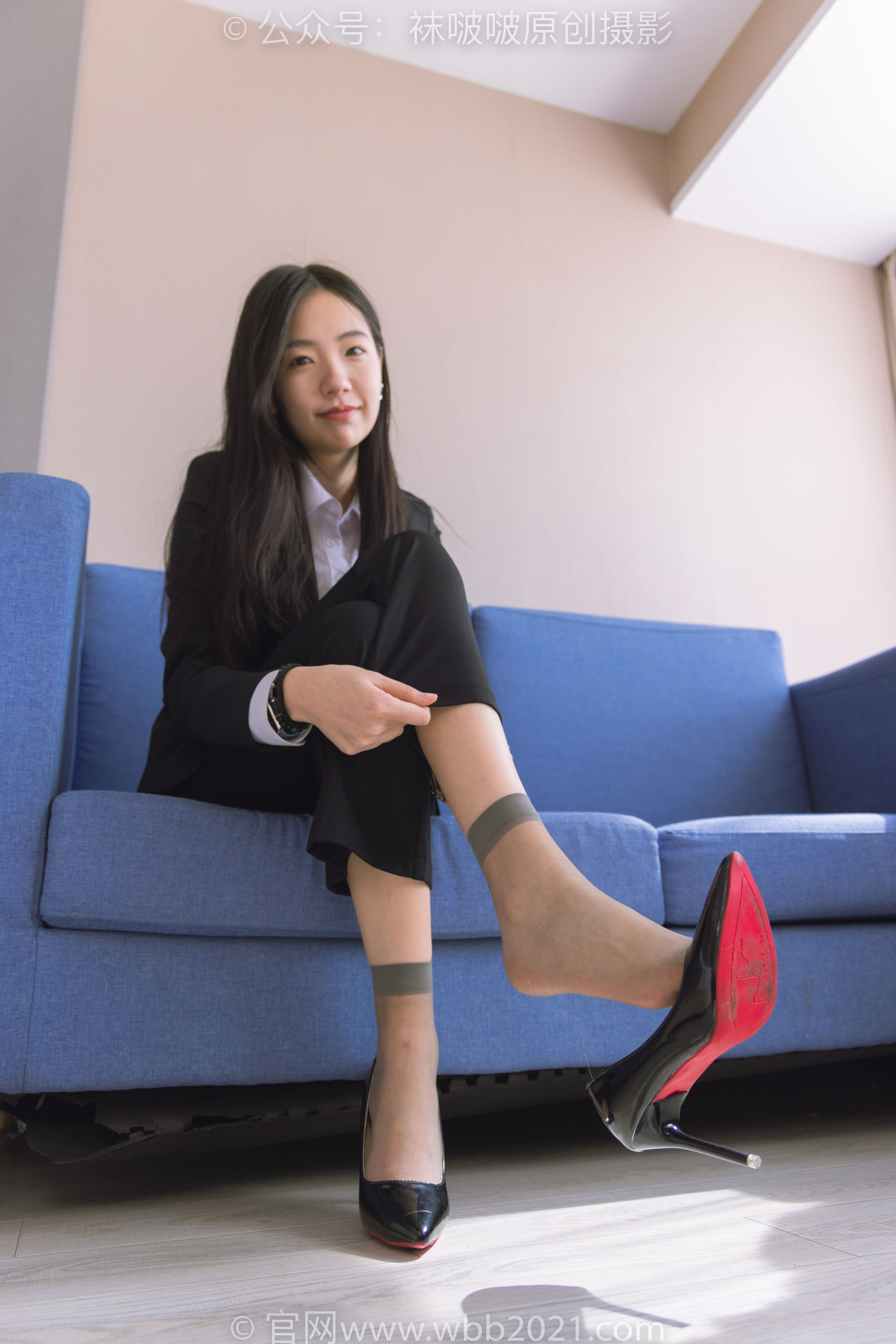BoBoSocks袜啵啵 No.245 小甜豆 -高跟鞋、短灰丝、半蹲镜头较多