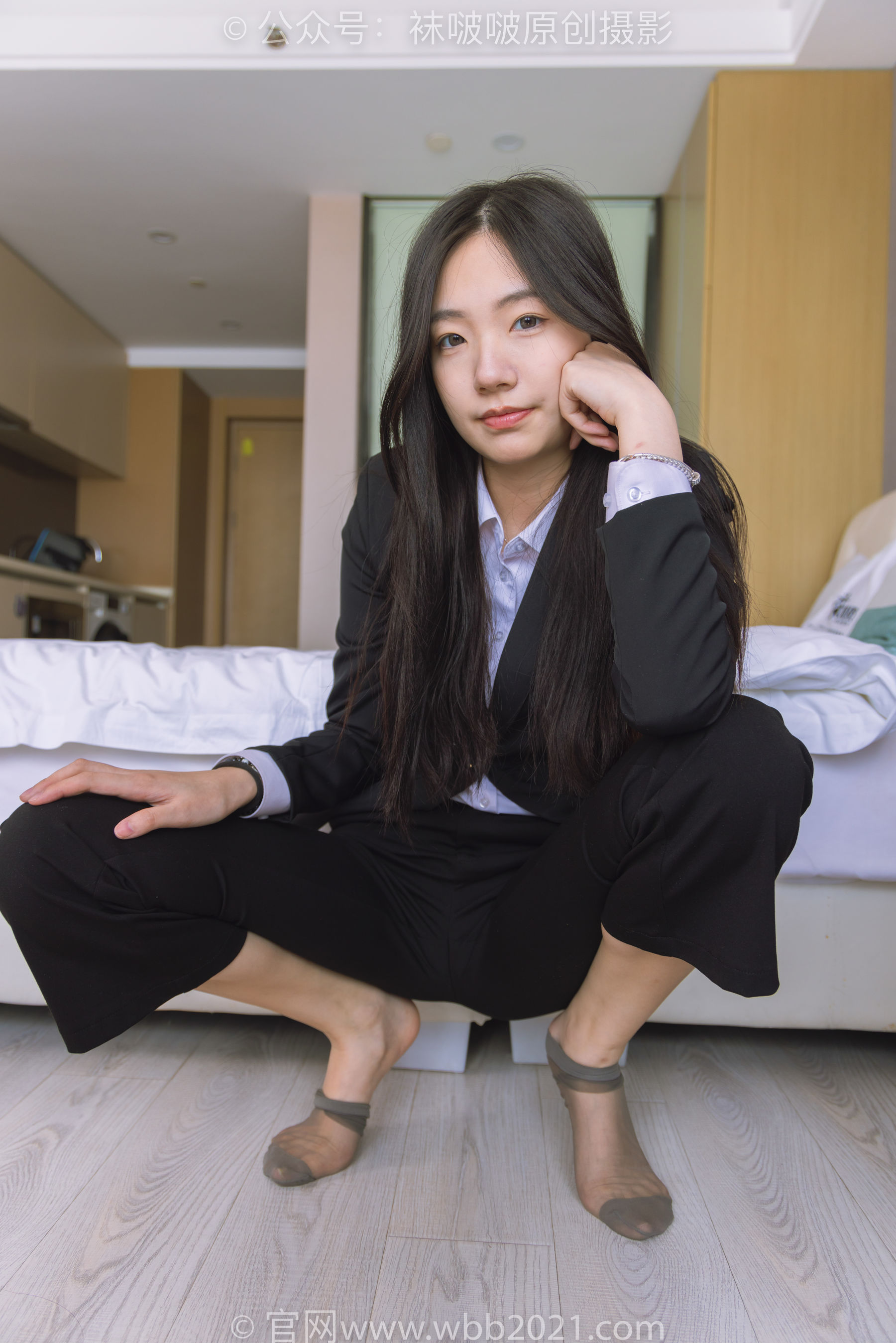 BoBoSocks袜啵啵 No.245 小甜豆 -高跟鞋、短灰丝、半蹲镜头较多