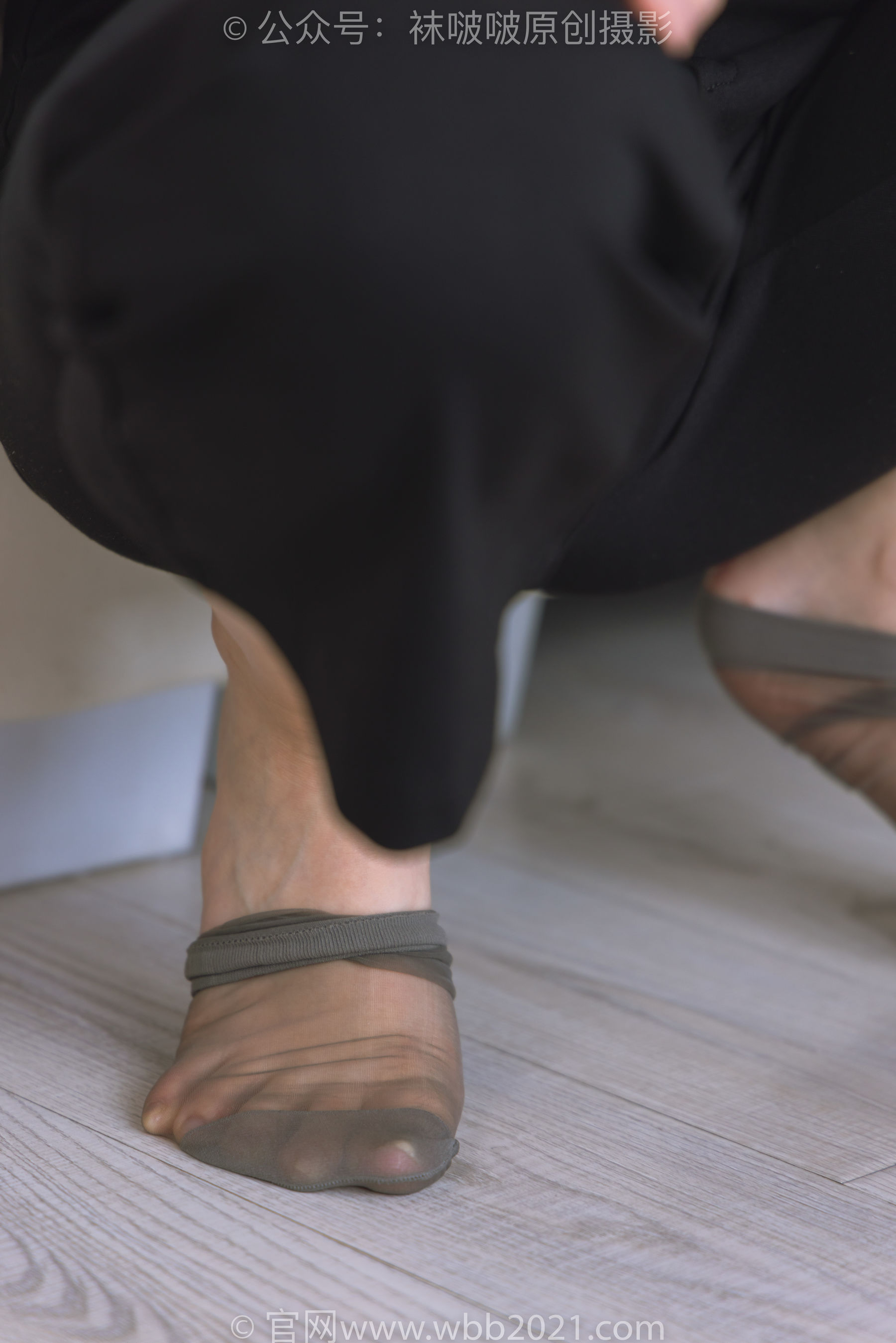 BoBoSocks袜啵啵 No.245 小甜豆 -高跟鞋、短灰丝、半蹲镜头较多