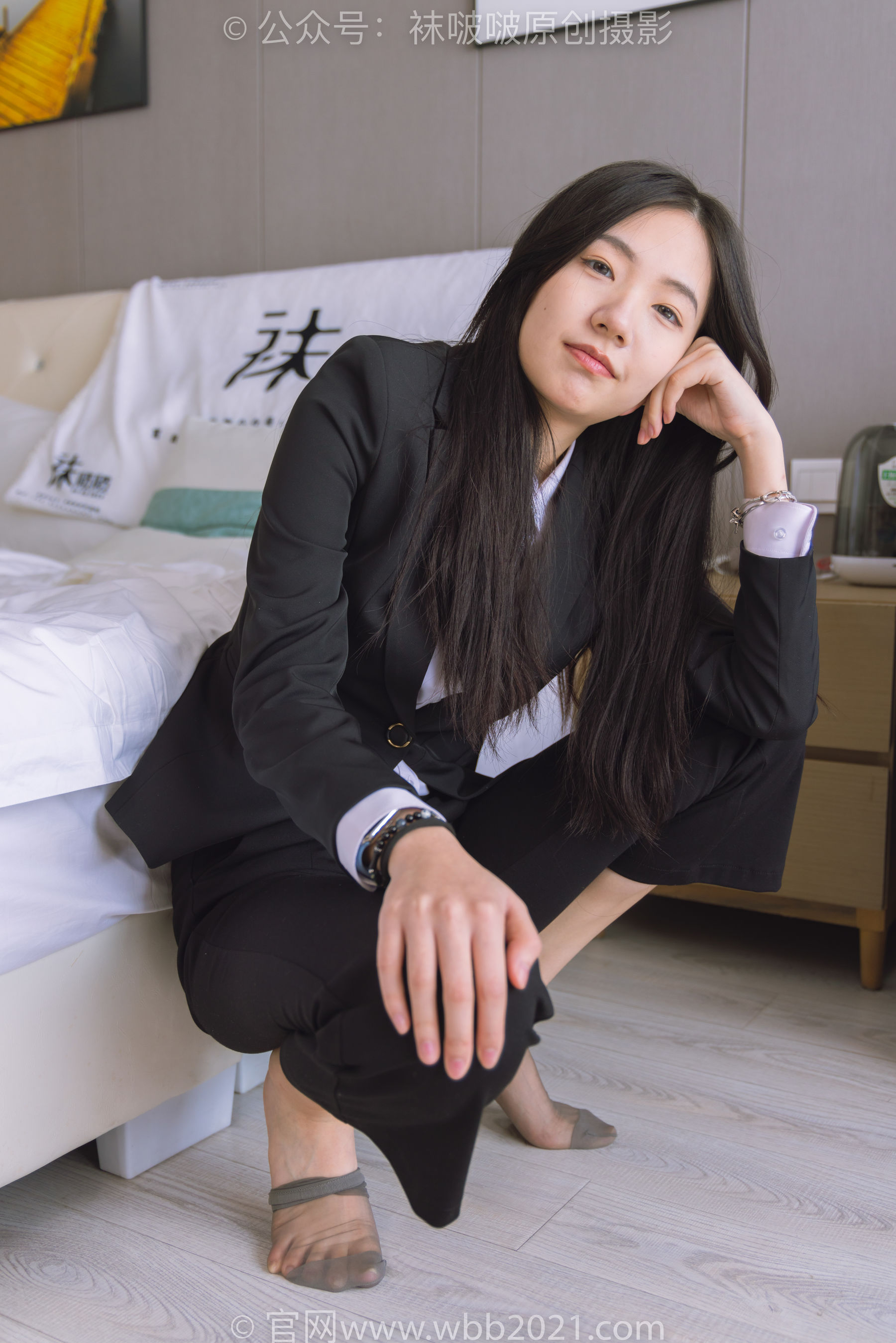 BoBoSocks袜啵啵 No.245 小甜豆 -高跟鞋、短灰丝、半蹲镜头较多