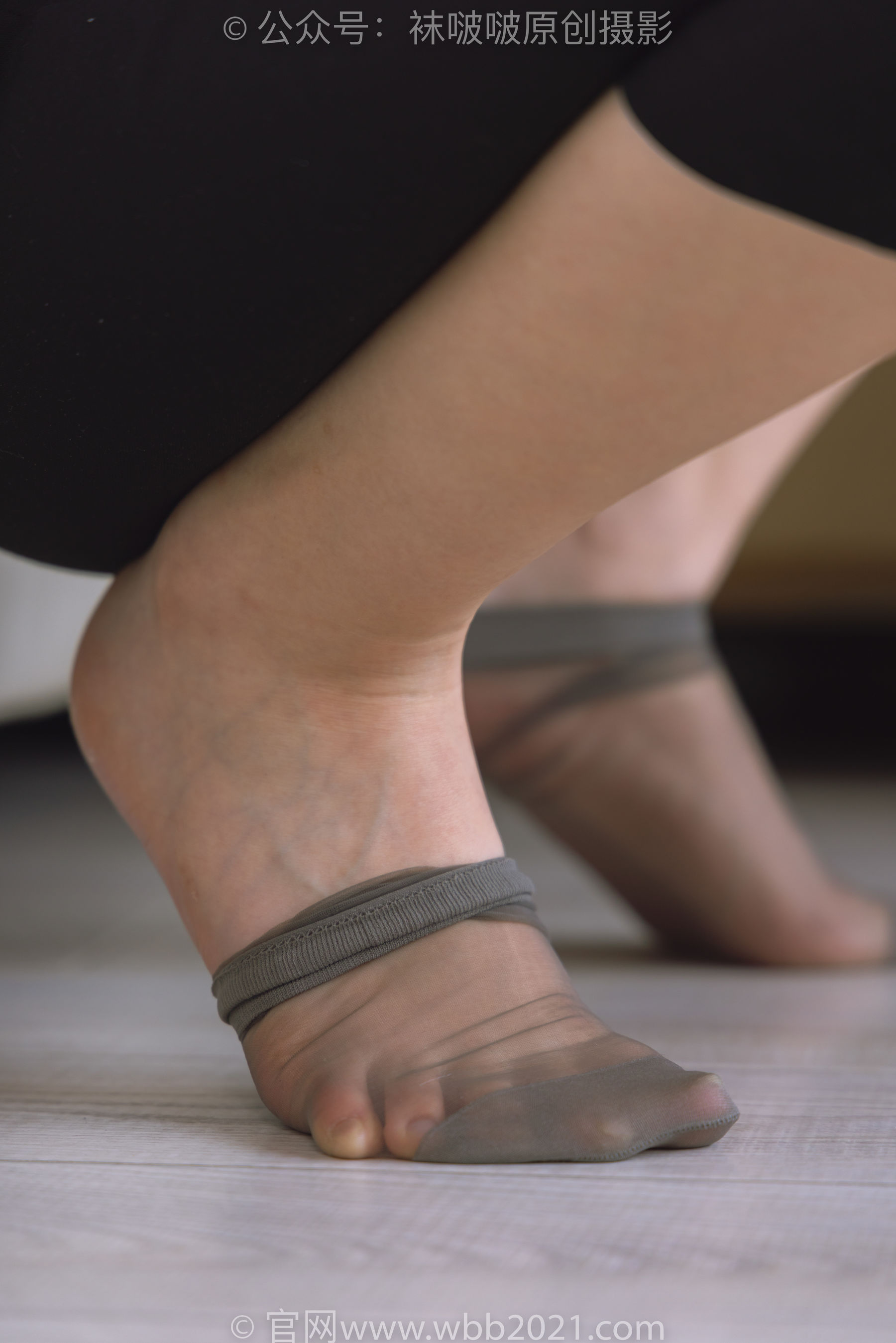 BoBoSocks袜啵啵 No.245 小甜豆 -高跟鞋、短灰丝、半蹲镜头较多