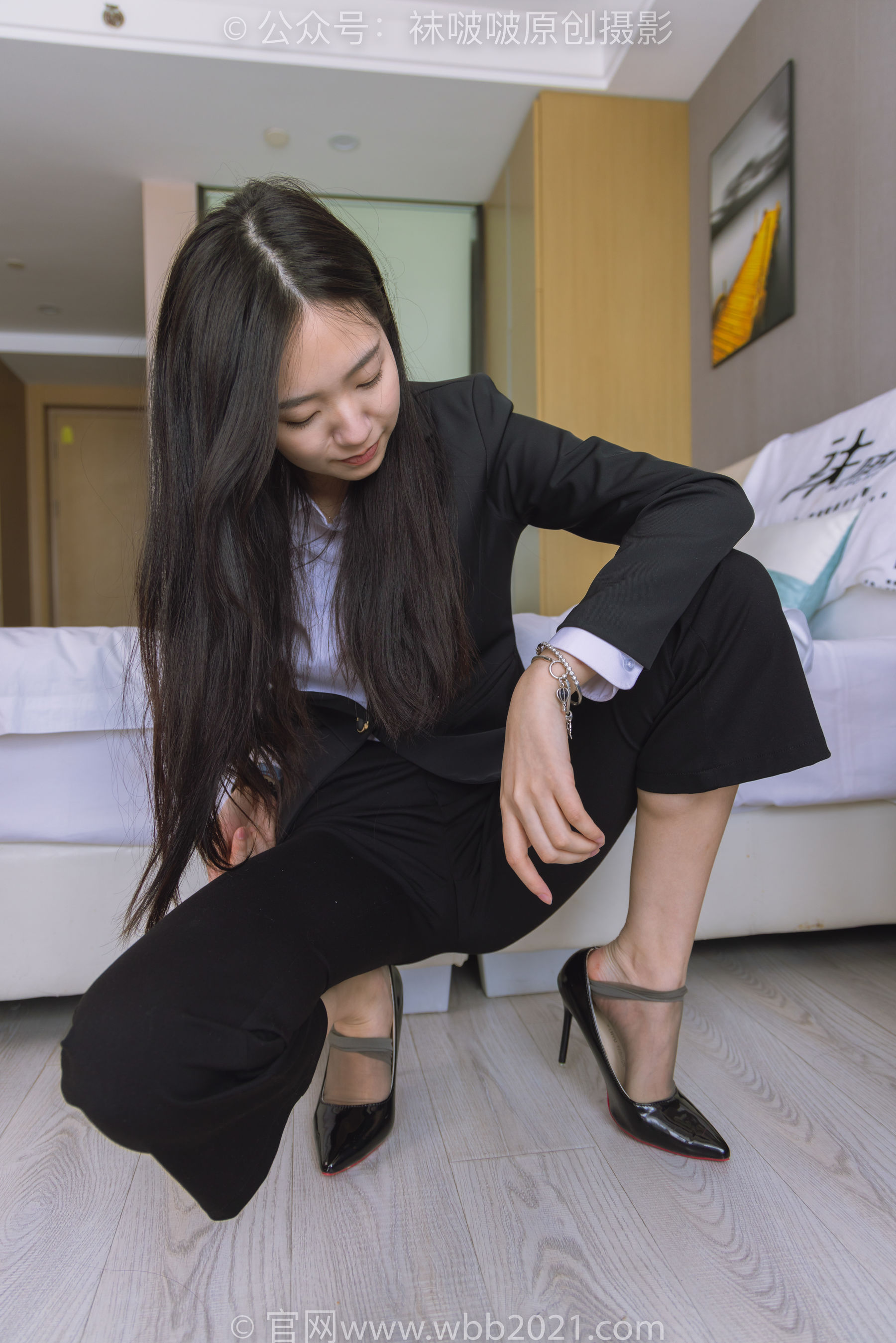BoBoSocks袜啵啵 No.245 小甜豆 -高跟鞋、短灰丝、半蹲镜头较多