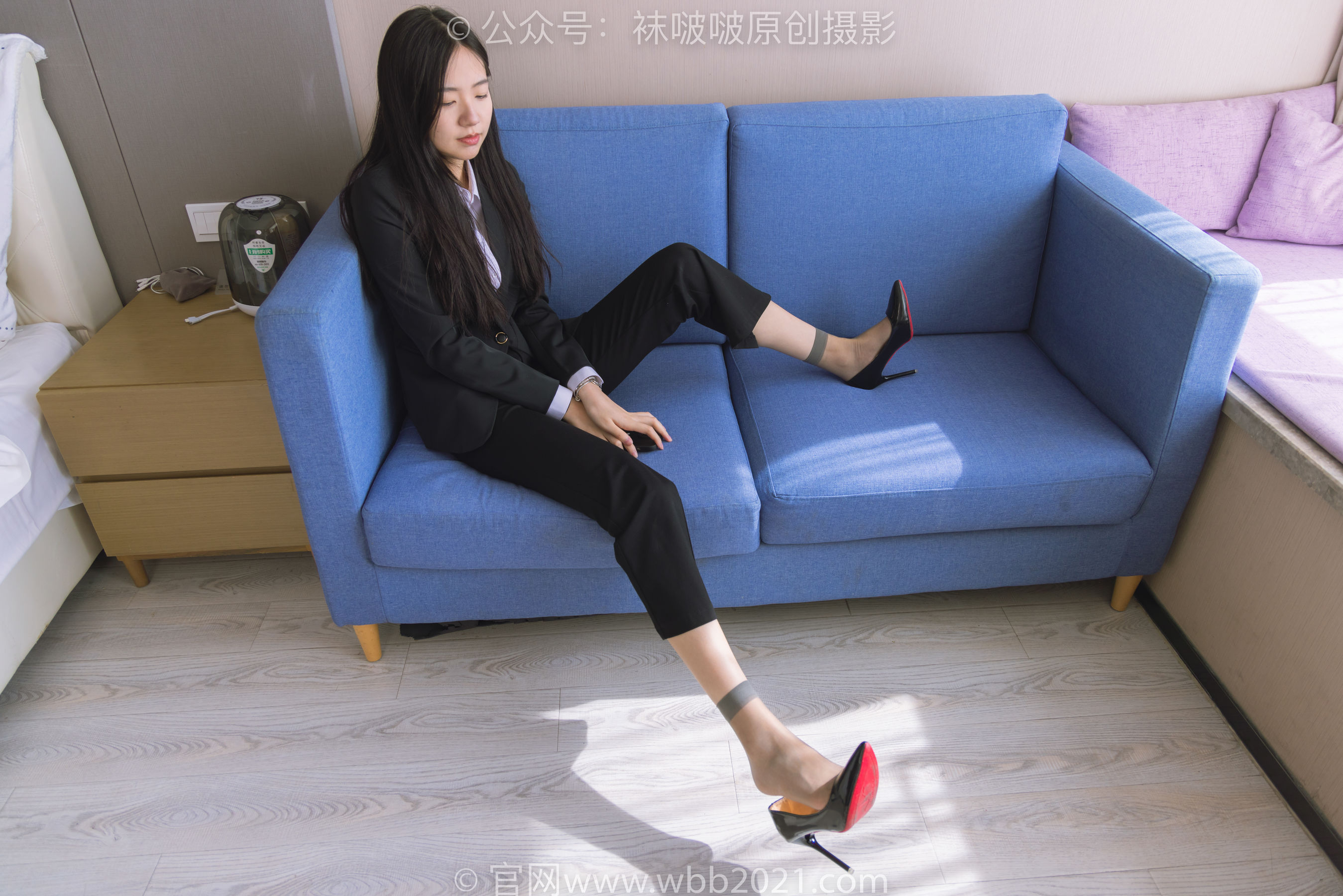 BoBoSocks袜啵啵 No.245 小甜豆 -高跟鞋、短灰丝、半蹲镜头较多