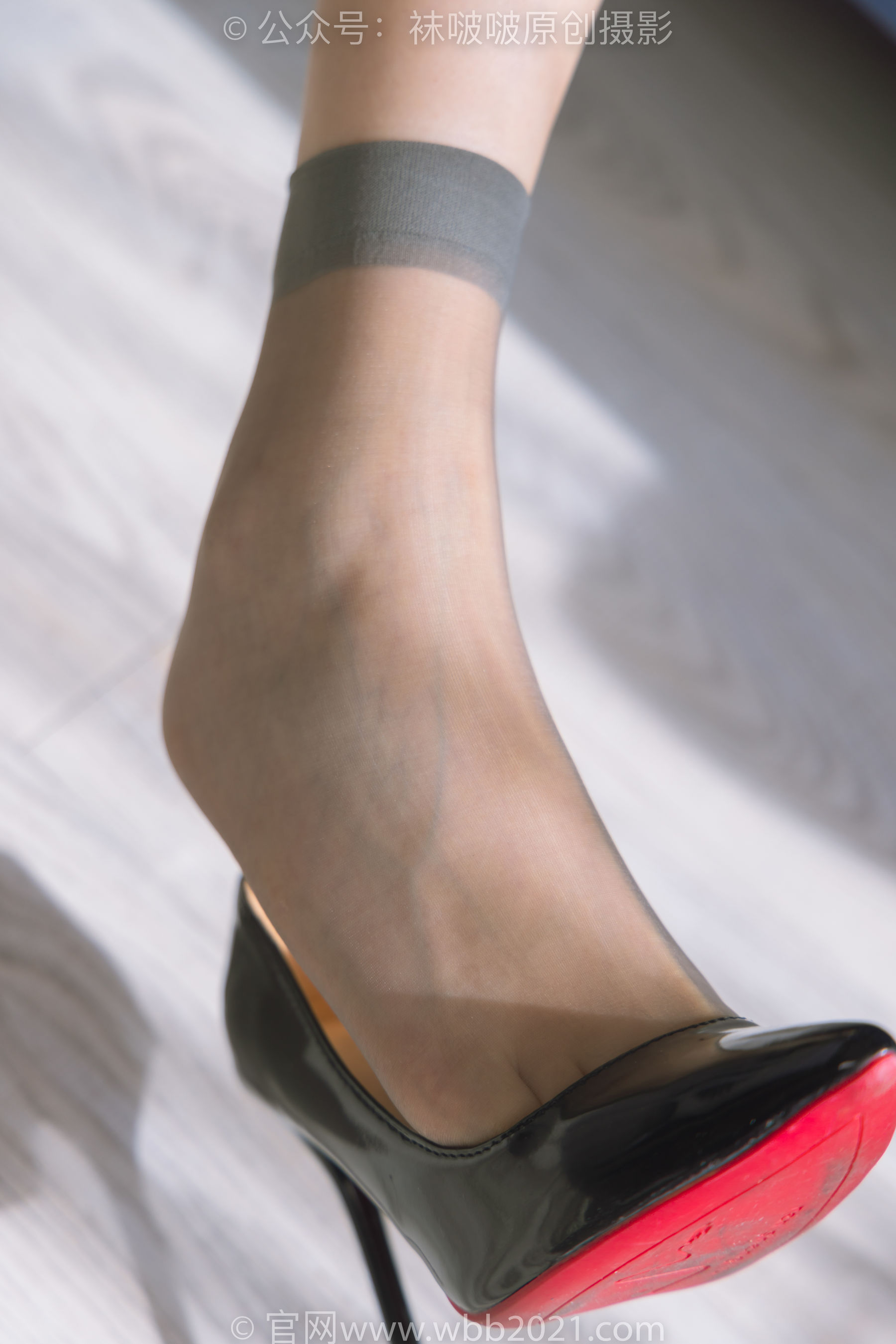 BoBoSocks袜啵啵 No.245 小甜豆 -高跟鞋、短灰丝、半蹲镜头较多