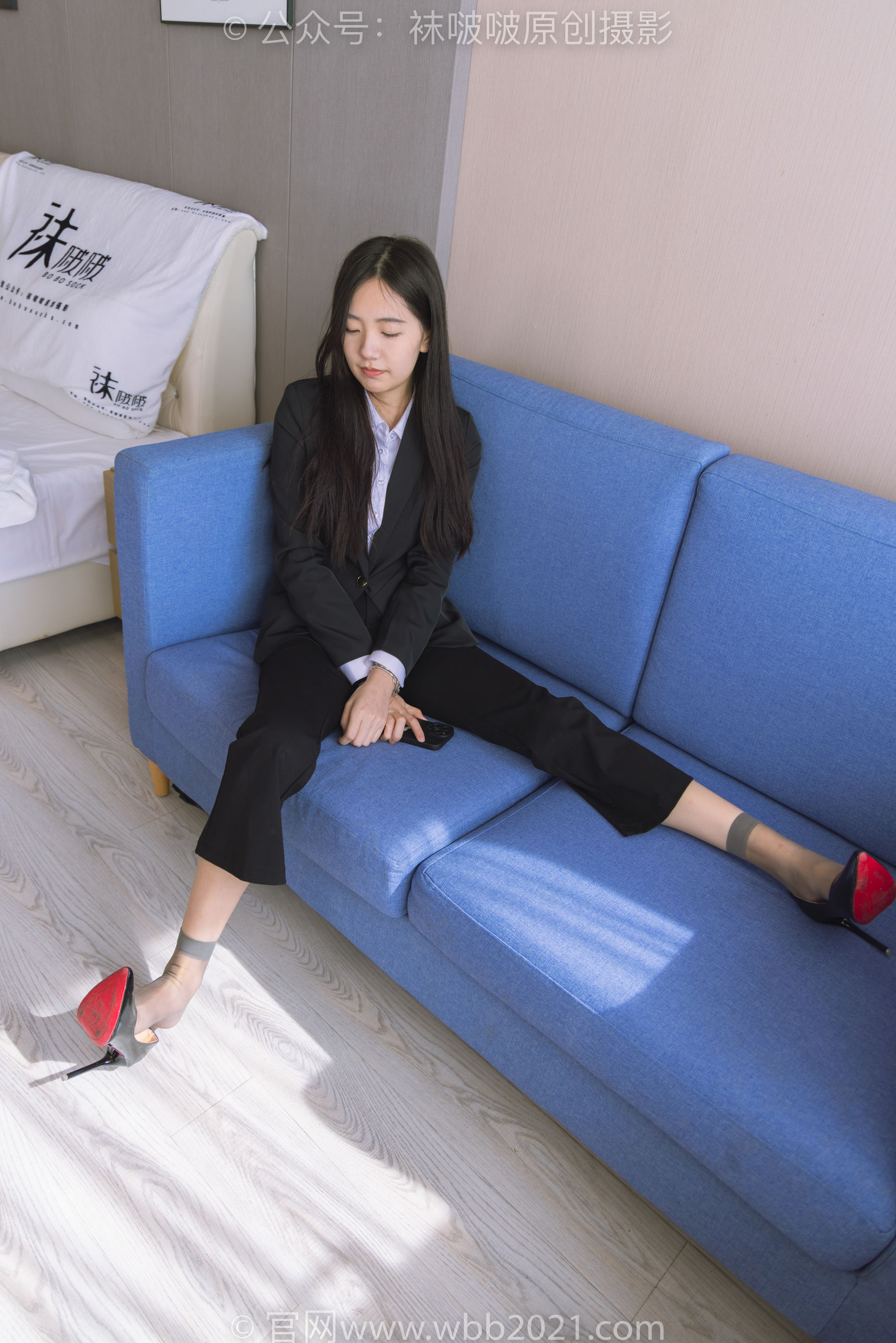 BoBoSocks袜啵啵 No.245 小甜豆 -高跟鞋、短灰丝、半蹲镜头较多