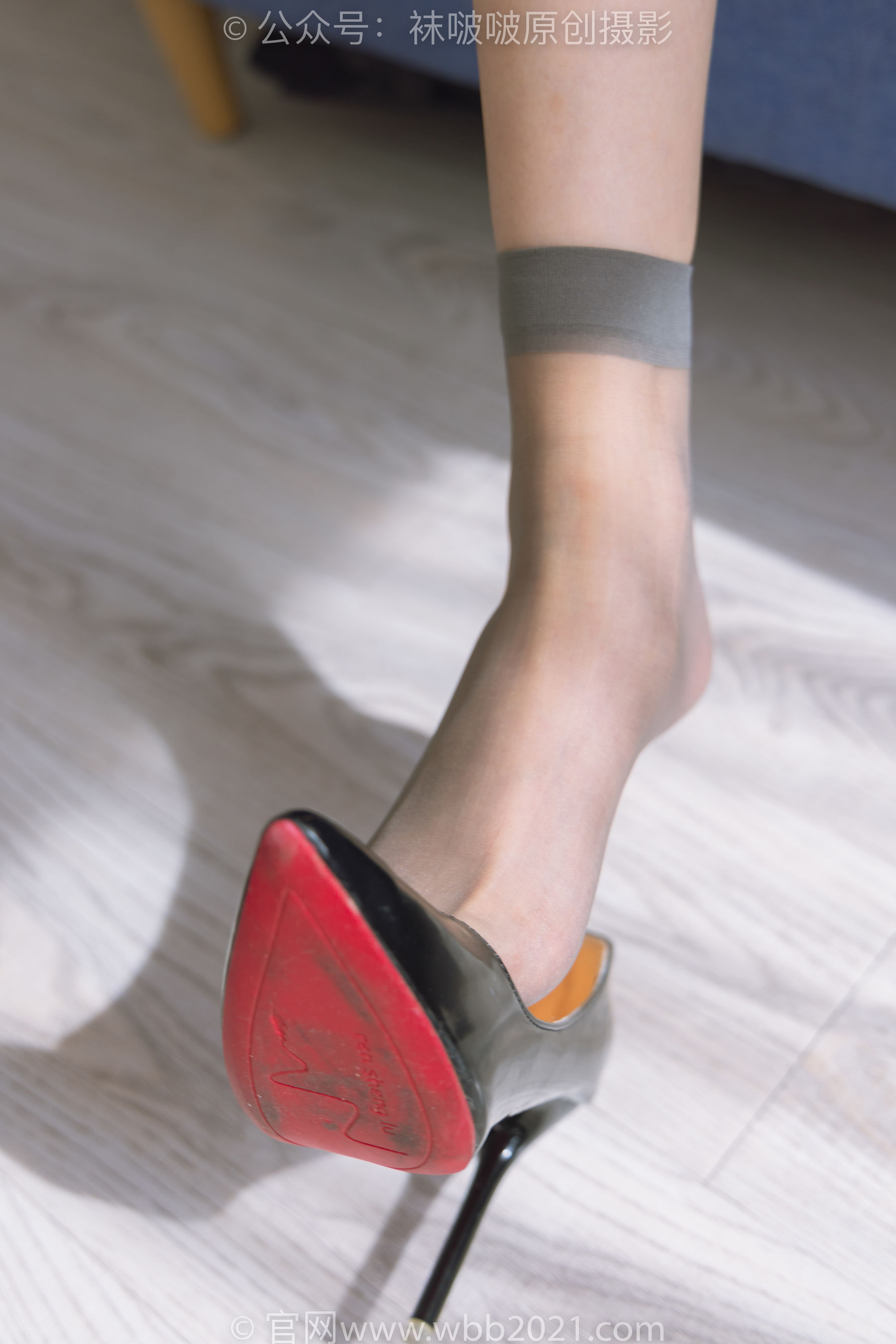 BoBoSocks袜啵啵 No.245 小甜豆 -高跟鞋、短灰丝、半蹲镜头较多