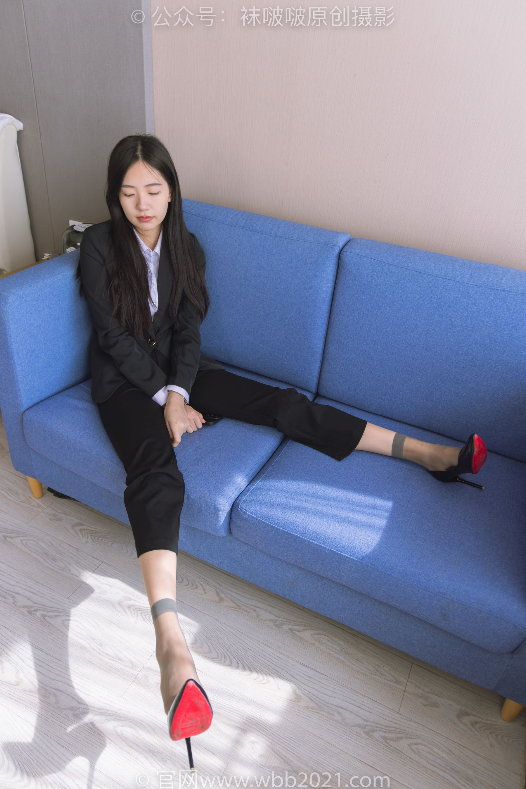 BoBoSocks袜啵啵 No.245 小甜豆 -高跟鞋、短灰丝、半蹲镜头较多