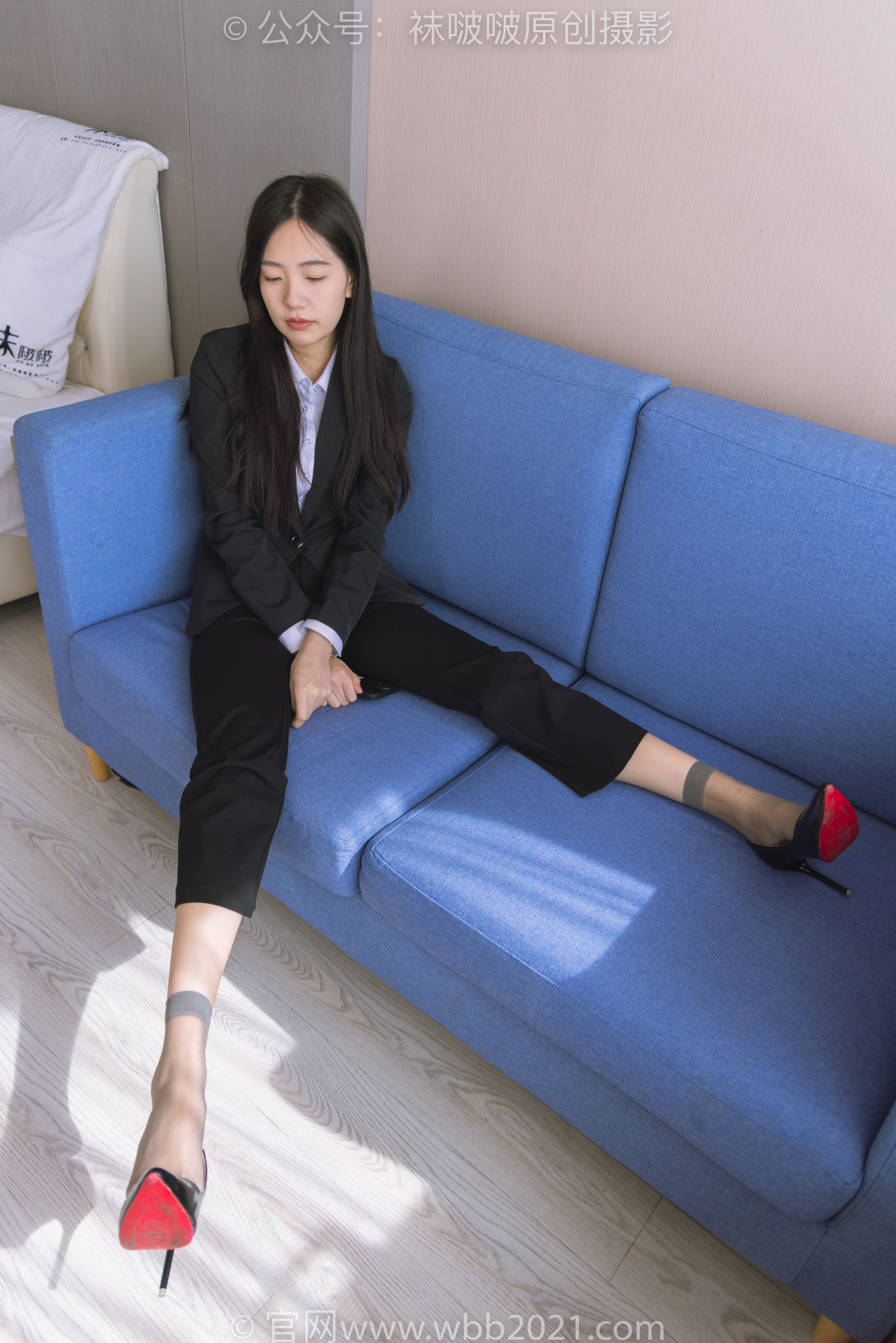 BoBoSocks袜啵啵 No.245 小甜豆 -高跟鞋、短灰丝、半蹲镜头较多