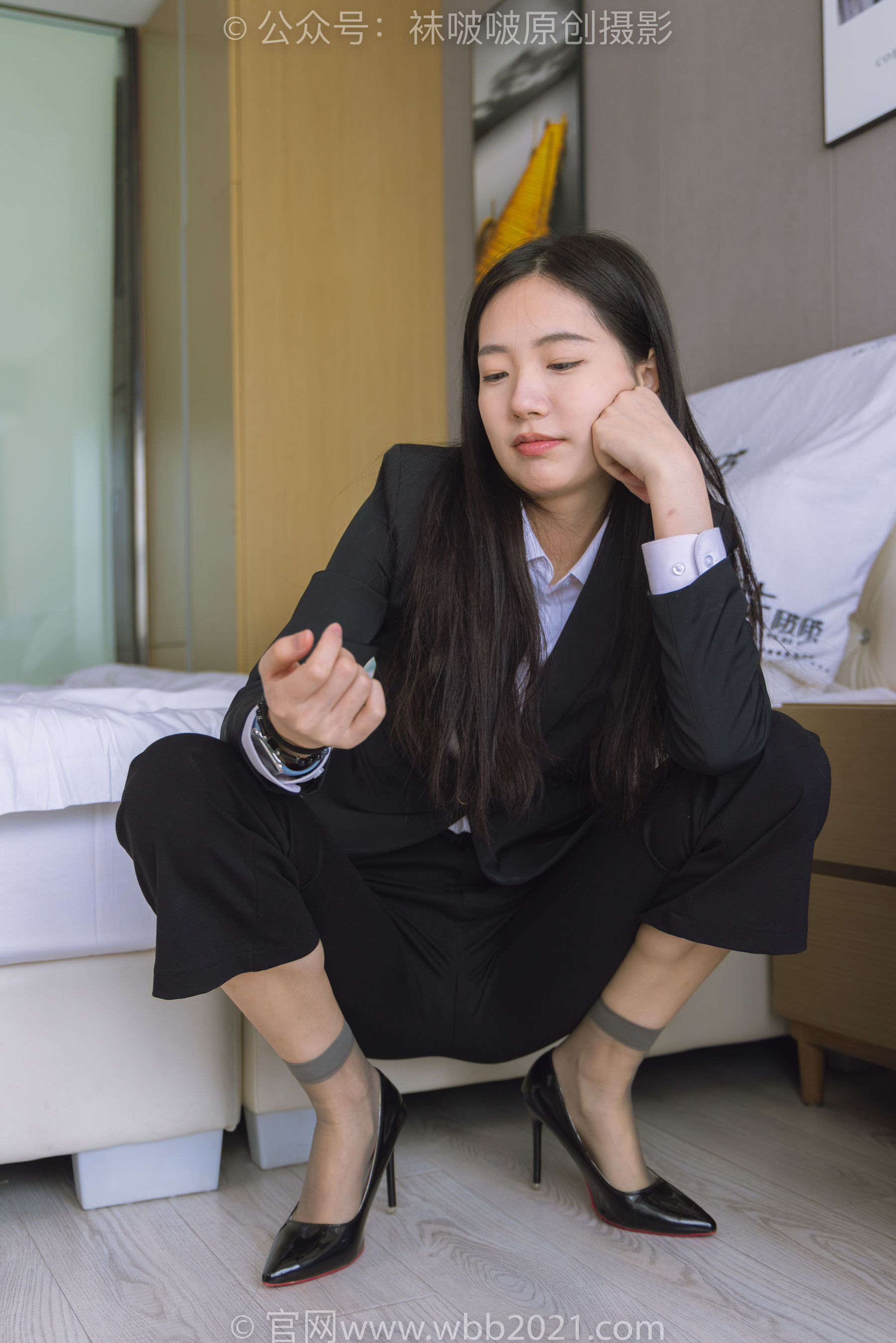 BoBoSocks袜啵啵 No.245 小甜豆 -高跟鞋、短灰丝、半蹲镜头较多