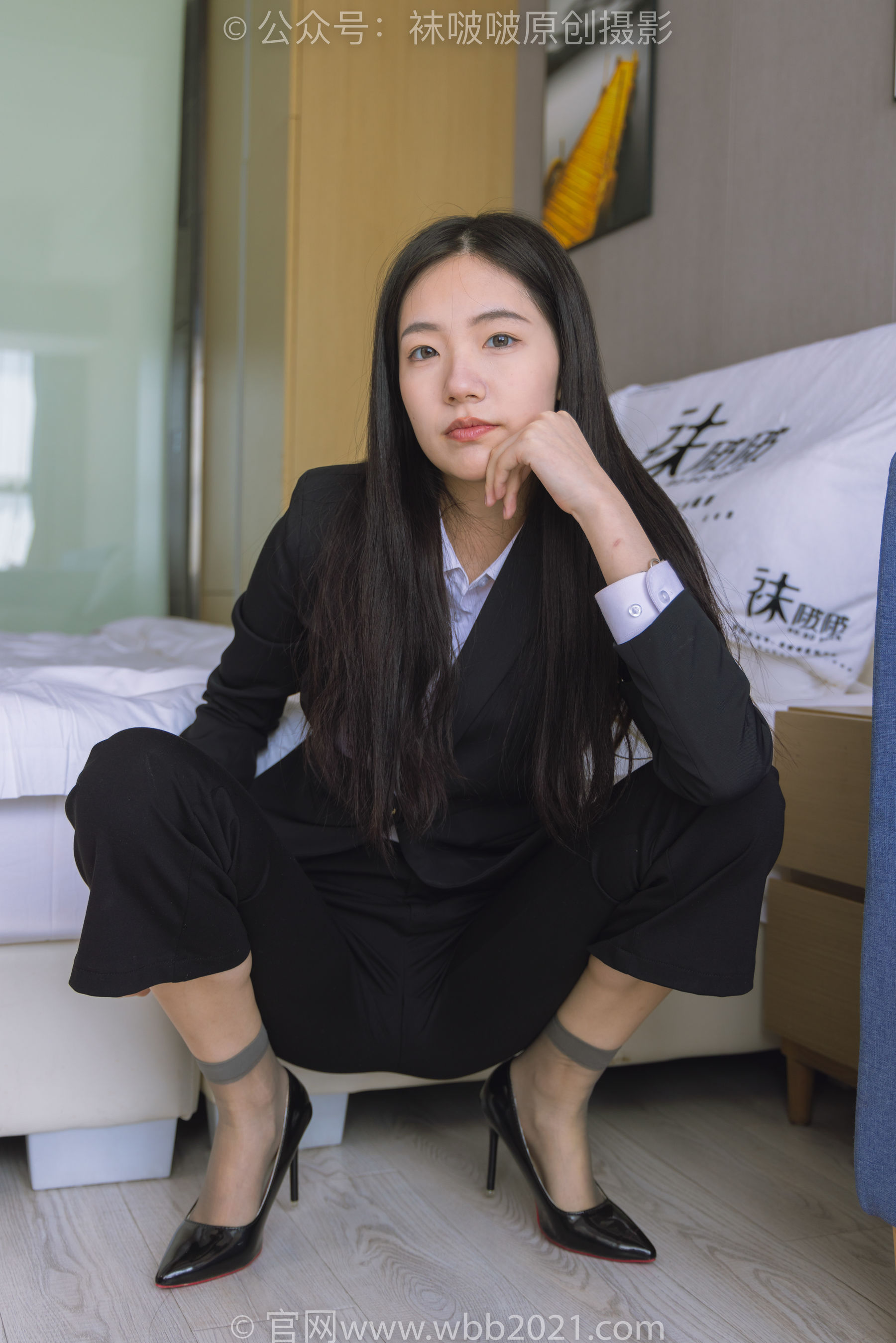 BoBoSocks袜啵啵 No.245 小甜豆 -高跟鞋、短灰丝、半蹲镜头较多