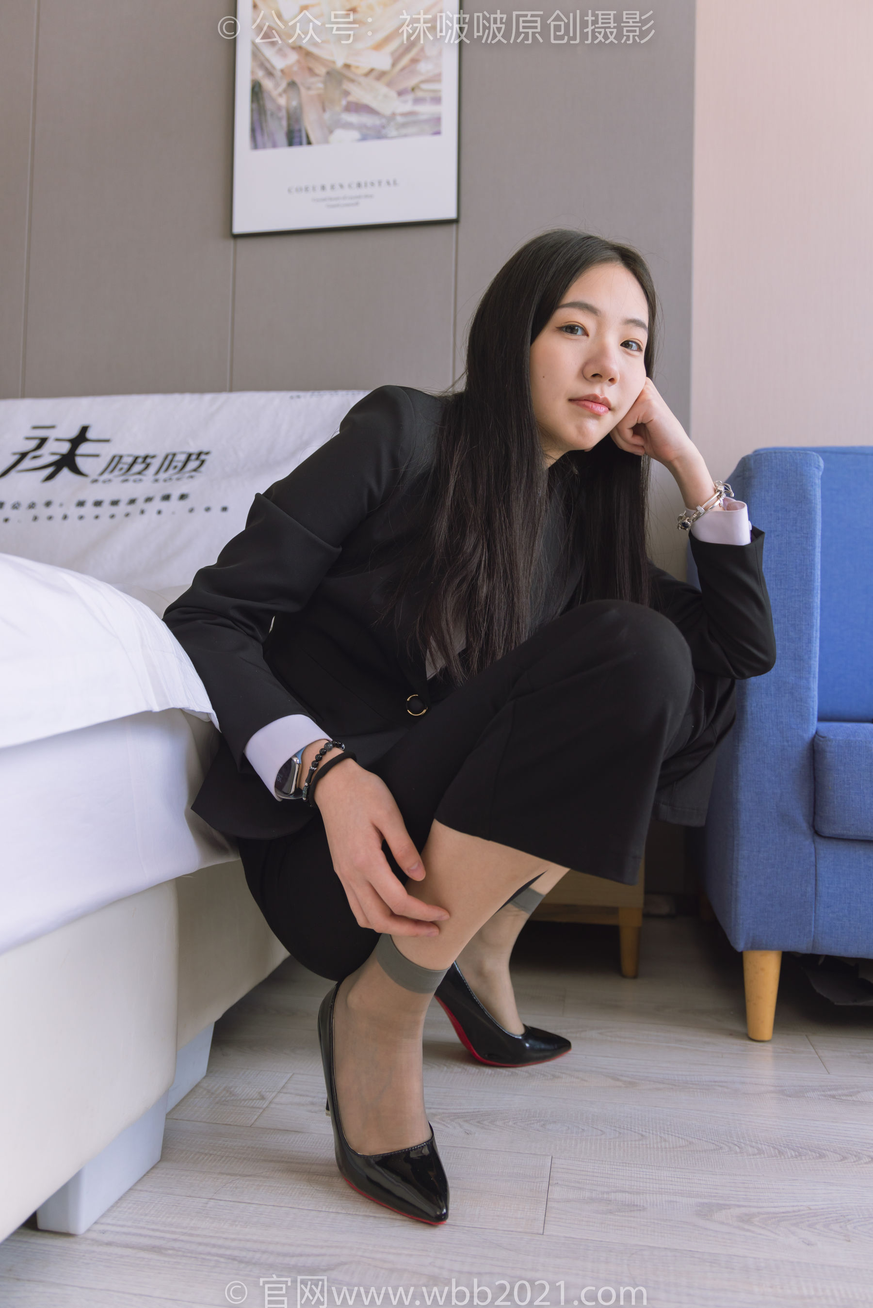 BoBoSocks袜啵啵 No.245 小甜豆 -高跟鞋、短灰丝、半蹲镜头较多