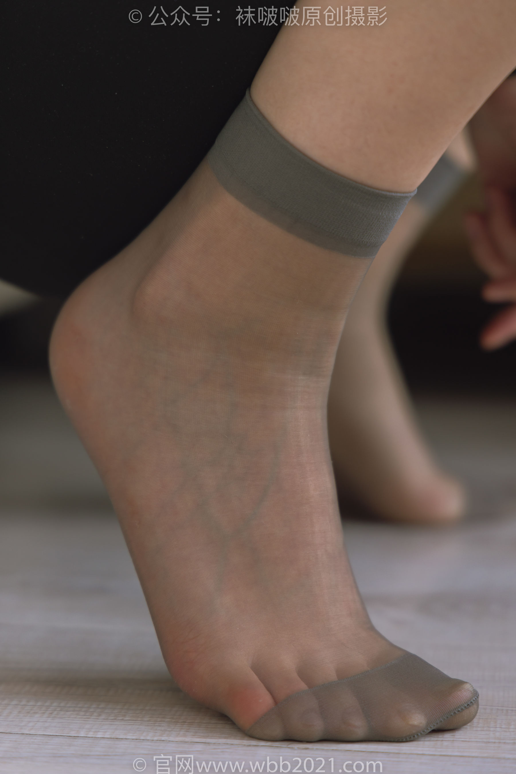 BoBoSocks袜啵啵 No.245 小甜豆 -高跟鞋、短灰丝、半蹲镜头较多