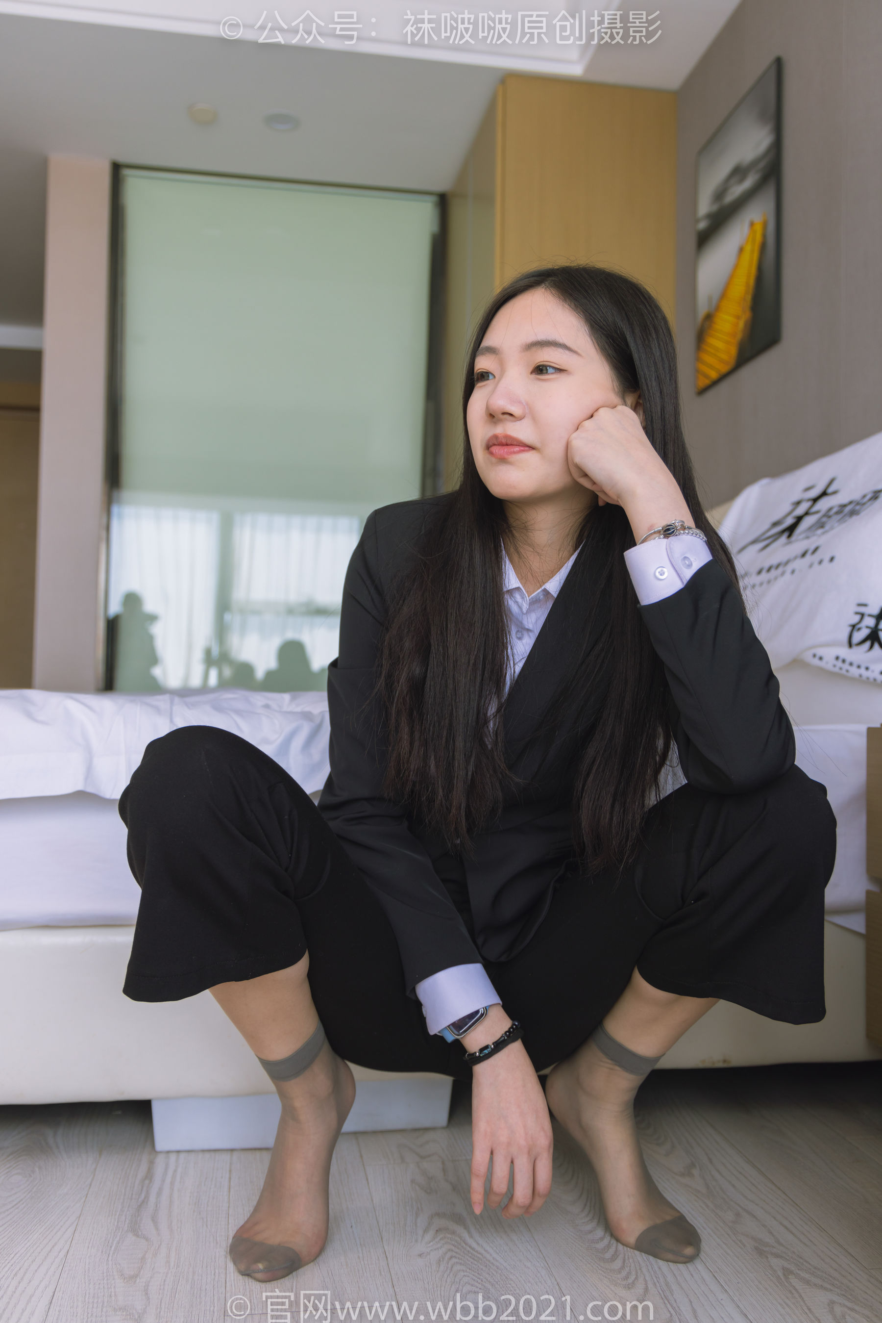 BoBoSocks袜啵啵 No.245 小甜豆 -高跟鞋、短灰丝、半蹲镜头较多