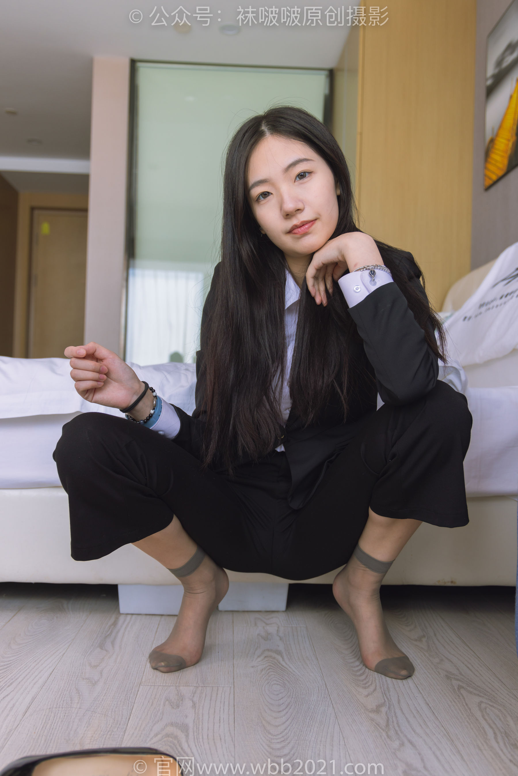 BoBoSocks袜啵啵 No.245 小甜豆 -高跟鞋、短灰丝、半蹲镜头较多