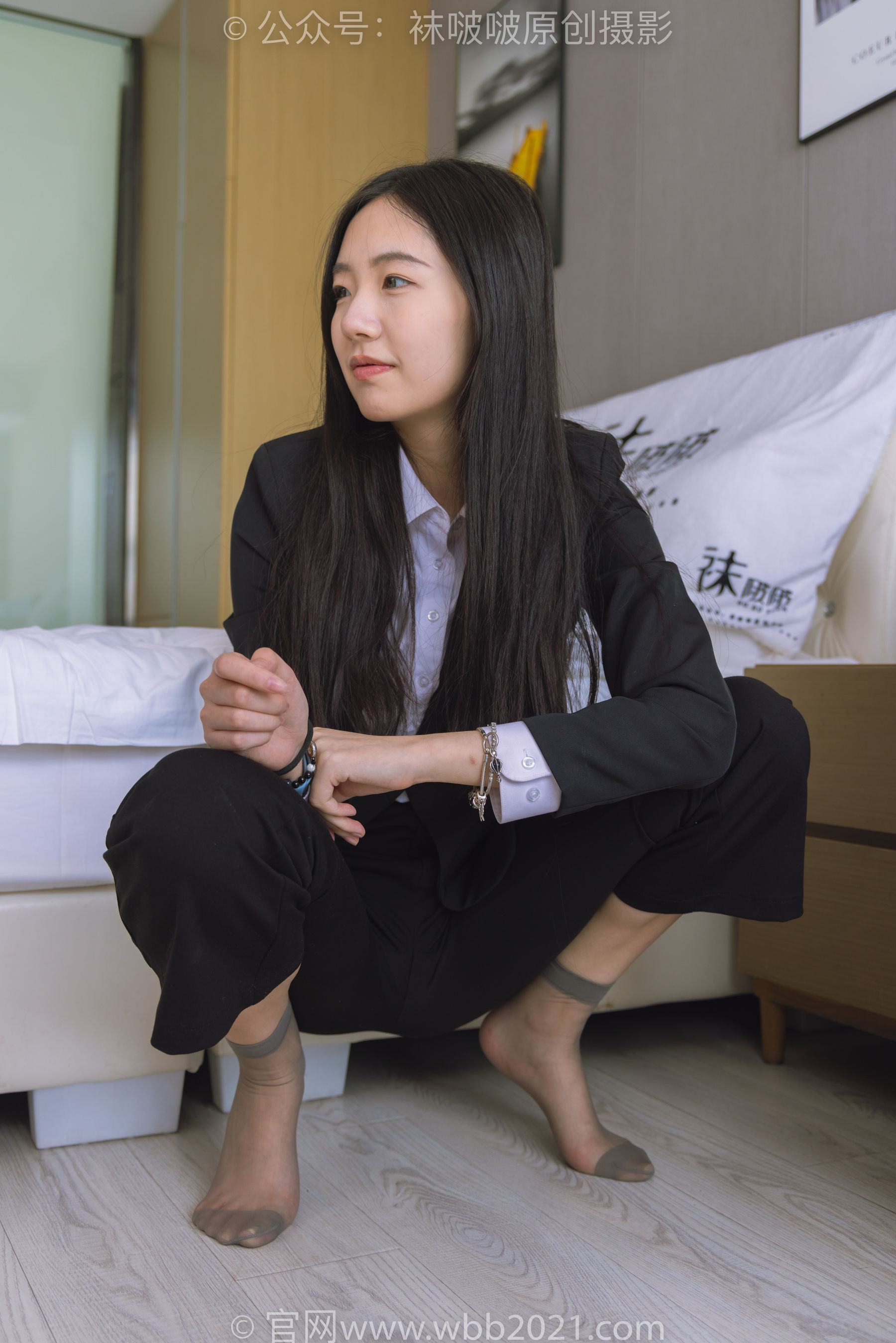 BoBoSocks袜啵啵 No.245 小甜豆 -高跟鞋、短灰丝、半蹲镜头较多