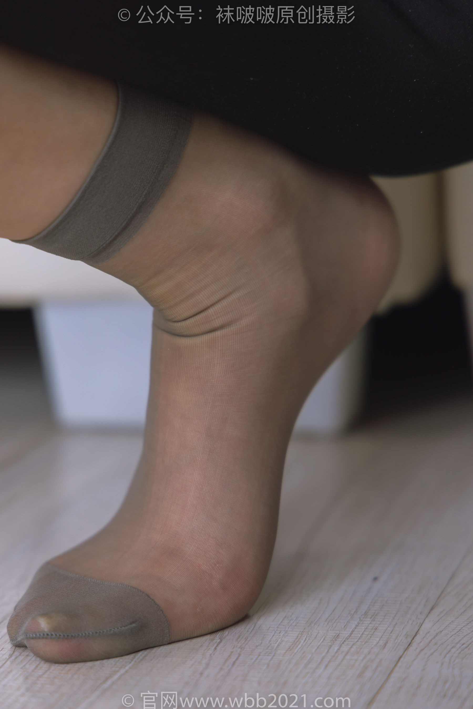 BoBoSocks袜啵啵 No.245 小甜豆 -高跟鞋、短灰丝、半蹲镜头较多