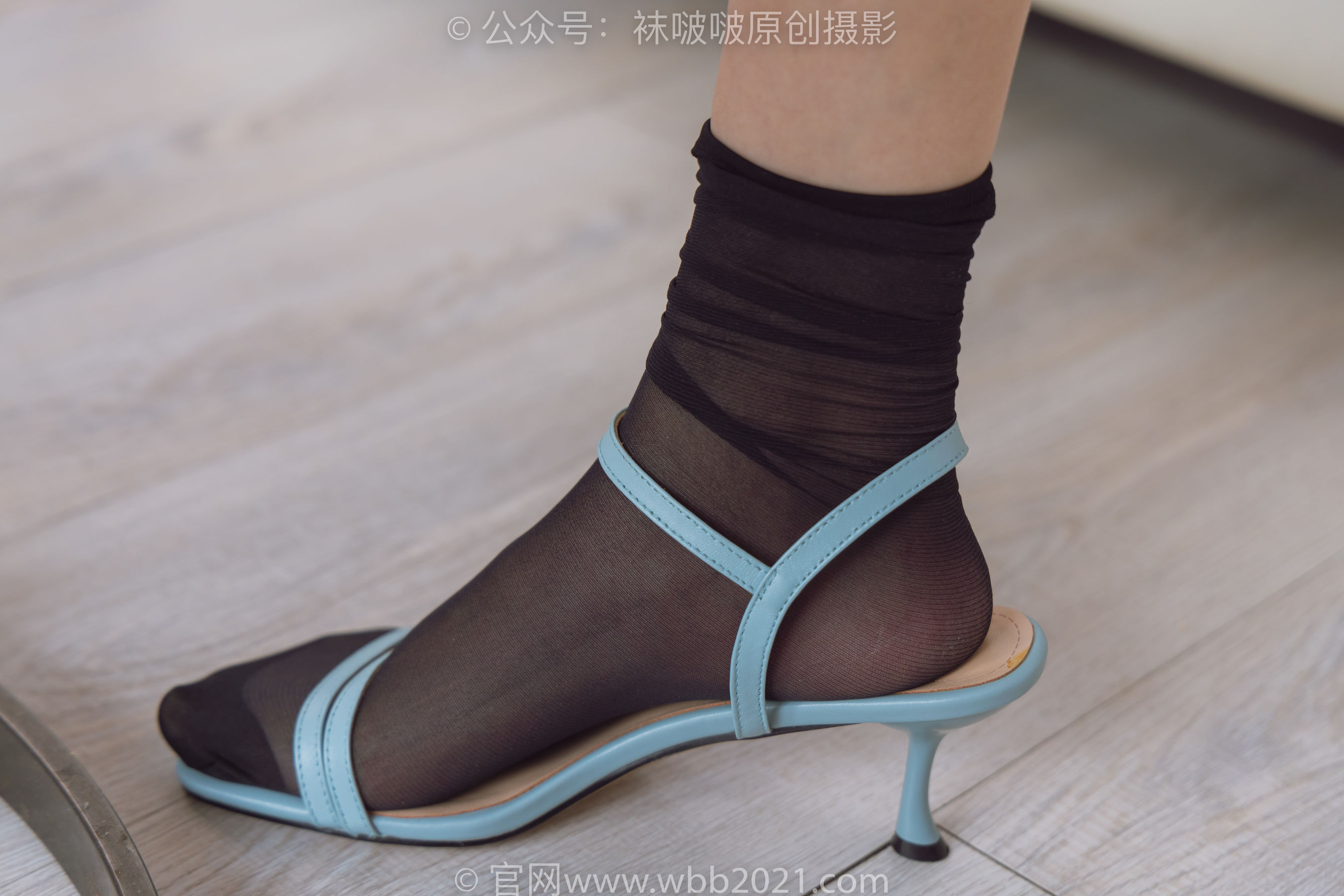 BoBoSocks袜啵啵 No.253 小甜豆 -两双高跟鞋、一只脚小腿白丝、一只脚小腿黑丝