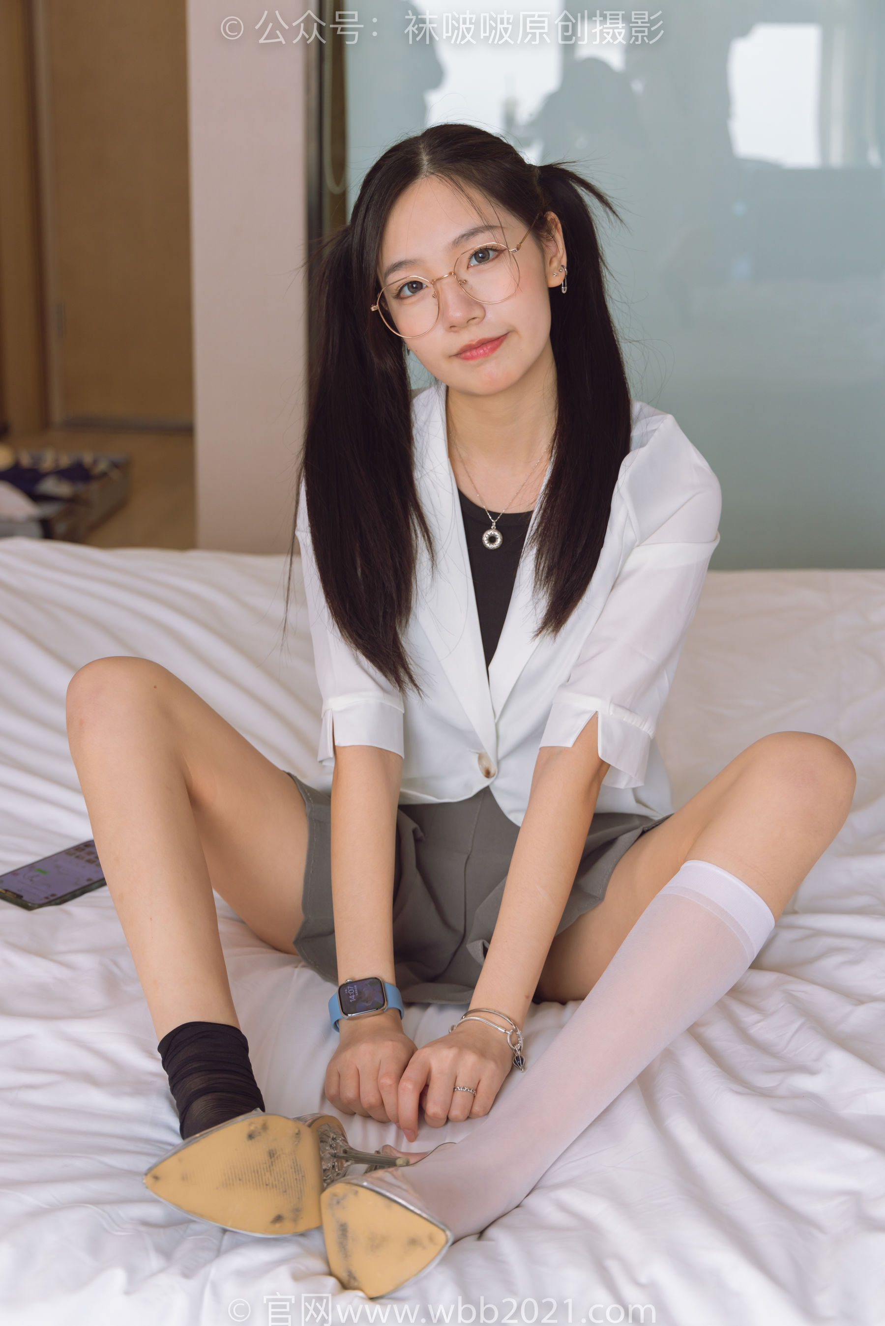 BoBoSocks袜啵啵 No.253 小甜豆 -两双高跟鞋、一只脚小腿白丝、一只脚小腿黑丝