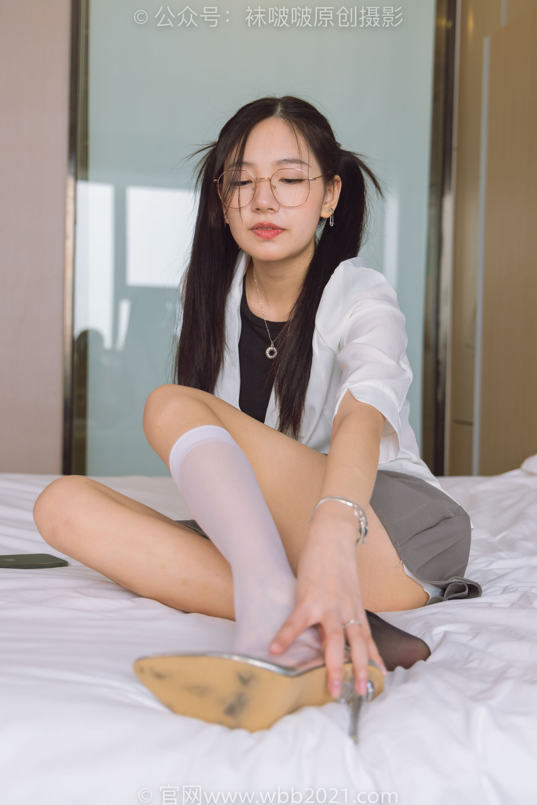 BoBoSocks袜啵啵 No.253 小甜豆 -两双高跟鞋、一只脚小腿白丝、一只脚小腿黑丝
