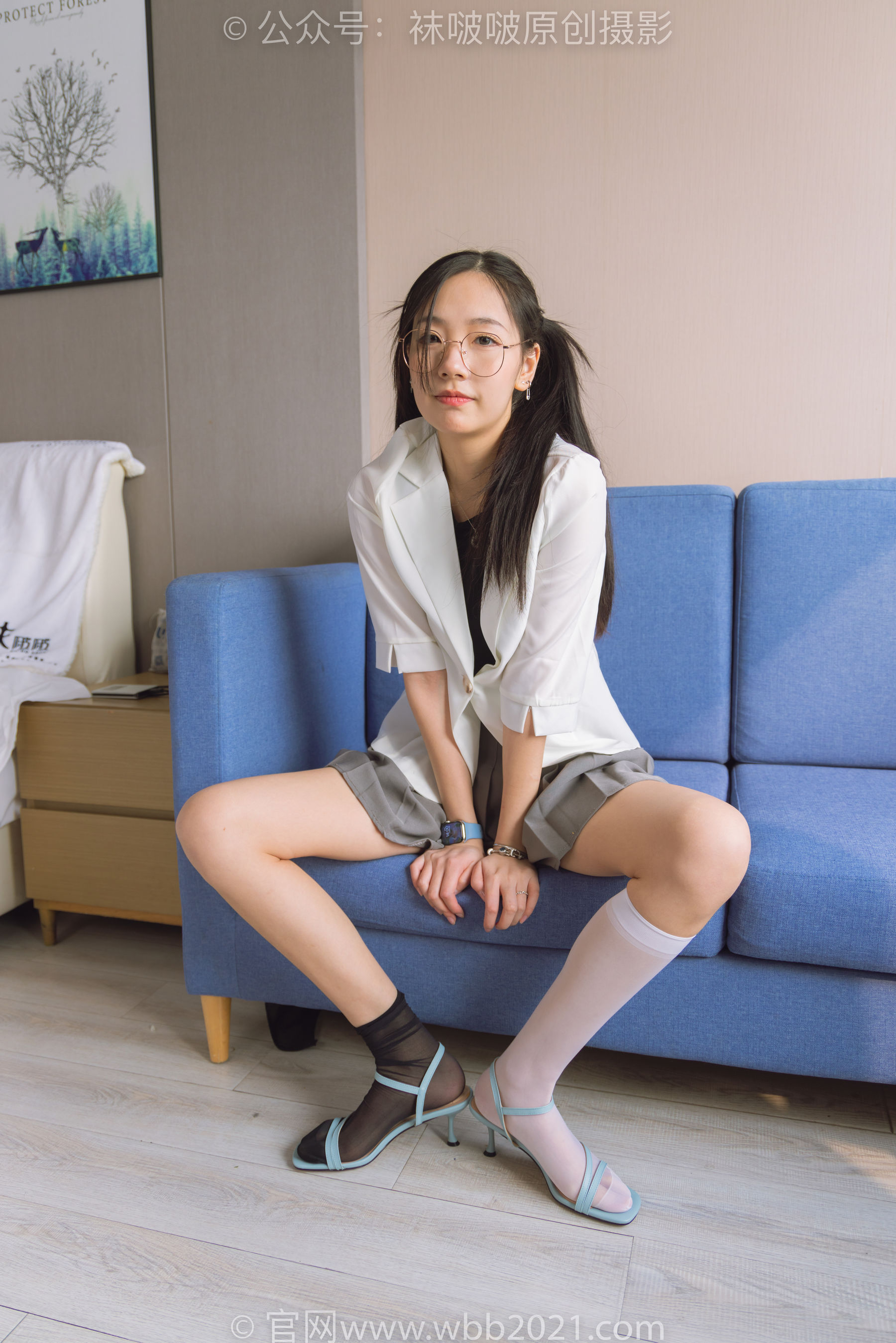 BoBoSocks袜啵啵 No.253 小甜豆 -两双高跟鞋、一只脚小腿白丝、一只脚小腿黑丝