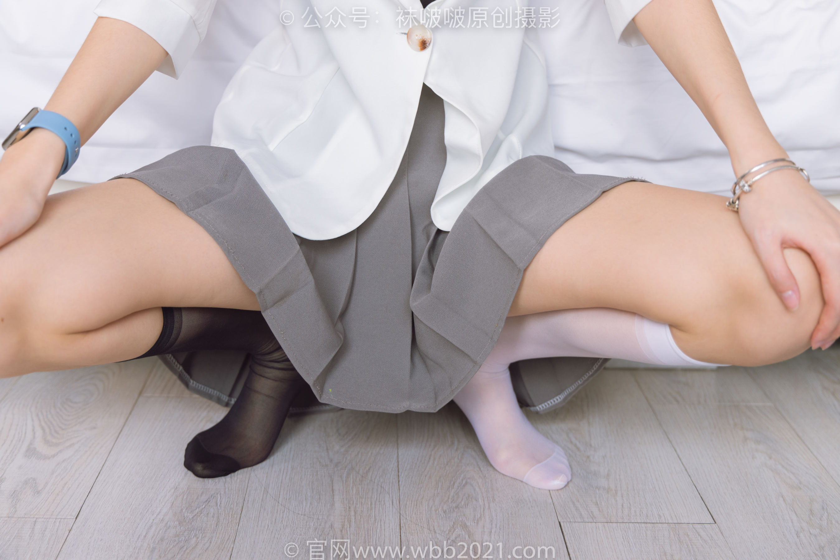 BoBoSocks袜啵啵 No.253 小甜豆 -两双高跟鞋、一只脚小腿白丝、一只脚小腿黑丝