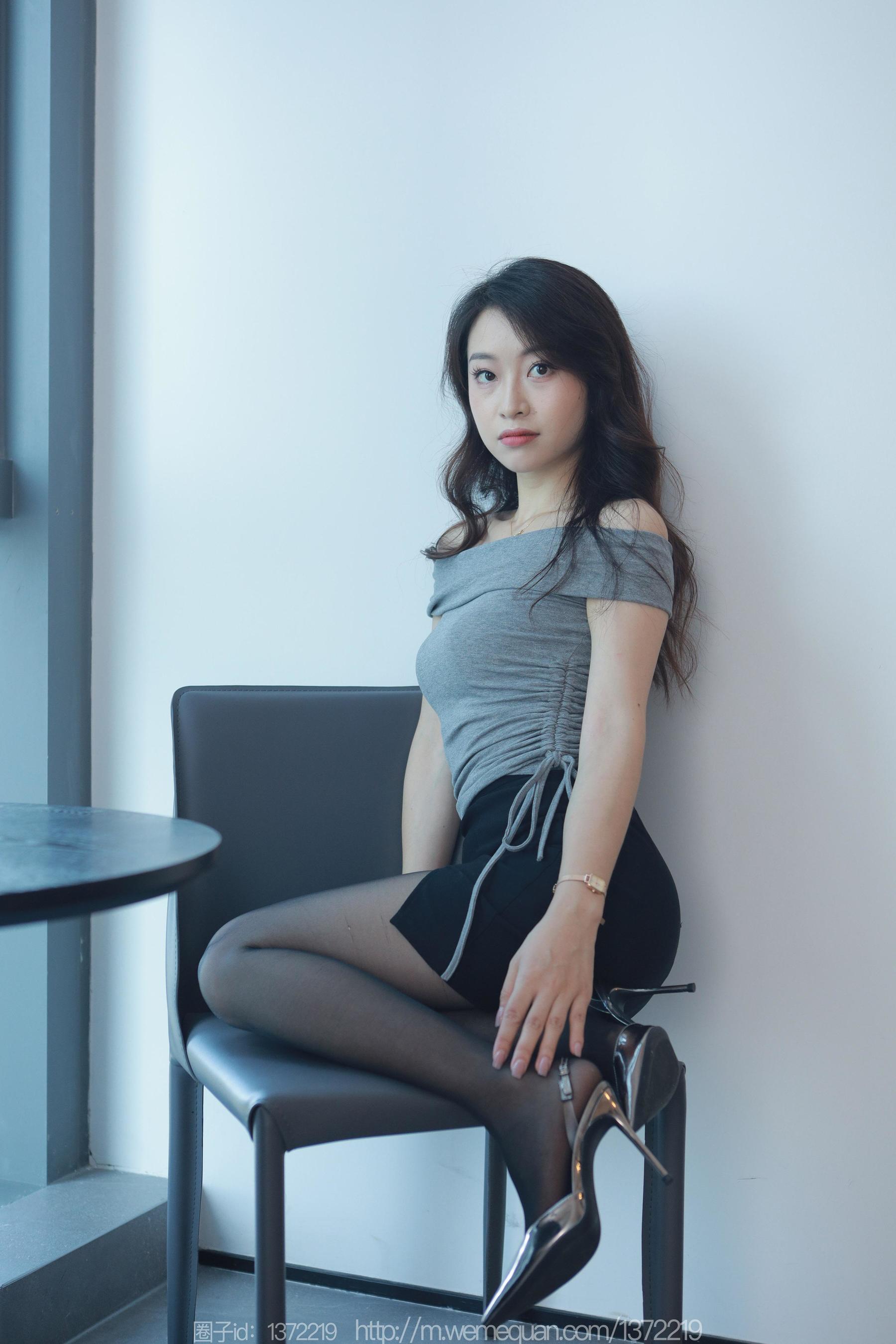 IESS异思趣向 - 模特：小婕 《紧身的包臀裙》