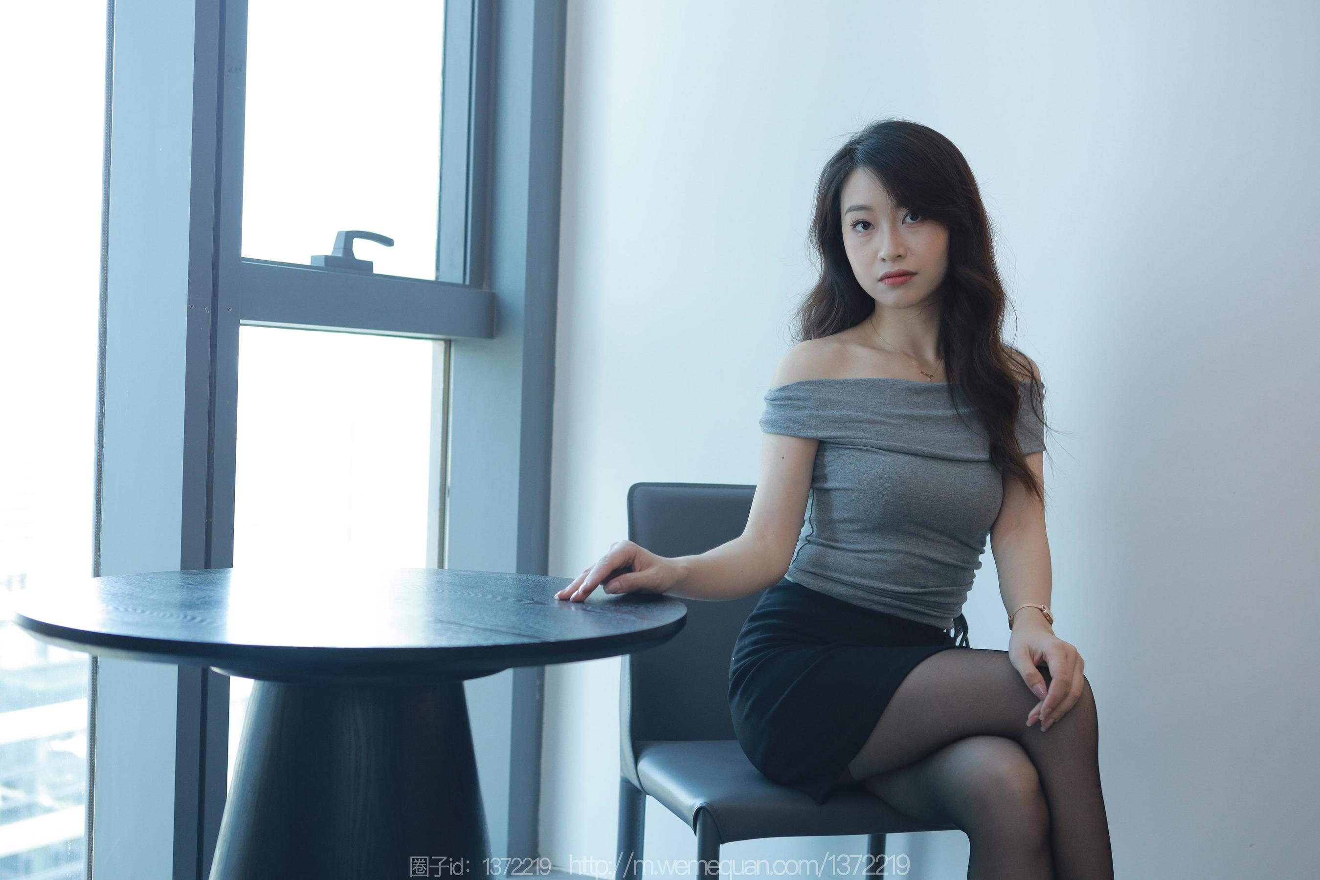 IESS异思趣向 - 模特：小婕 《紧身的包臀裙》