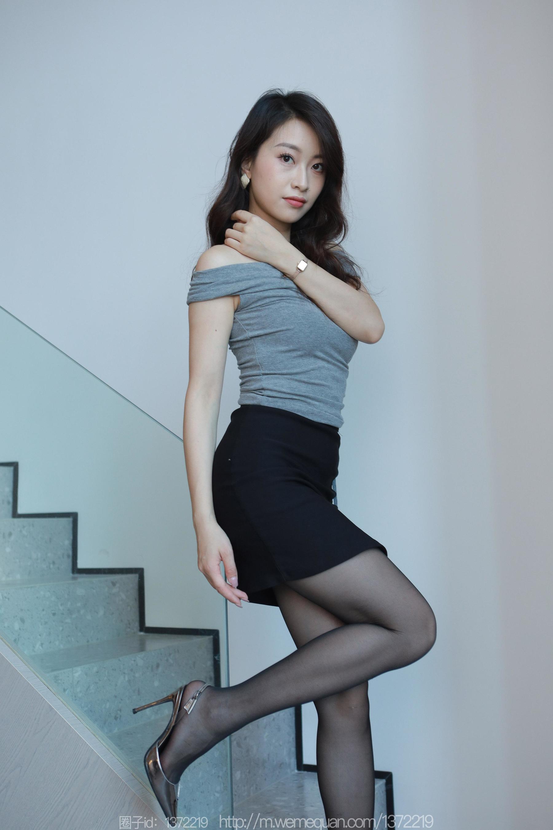 IESS异思趣向 - 模特：小婕 《紧身的包臀裙》