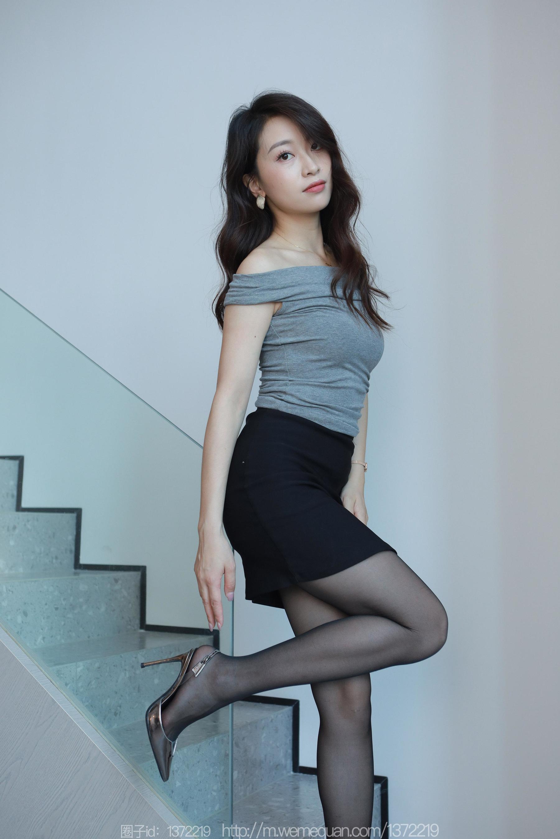 IESS异思趣向 - 模特：小婕 《紧身的包臀裙》