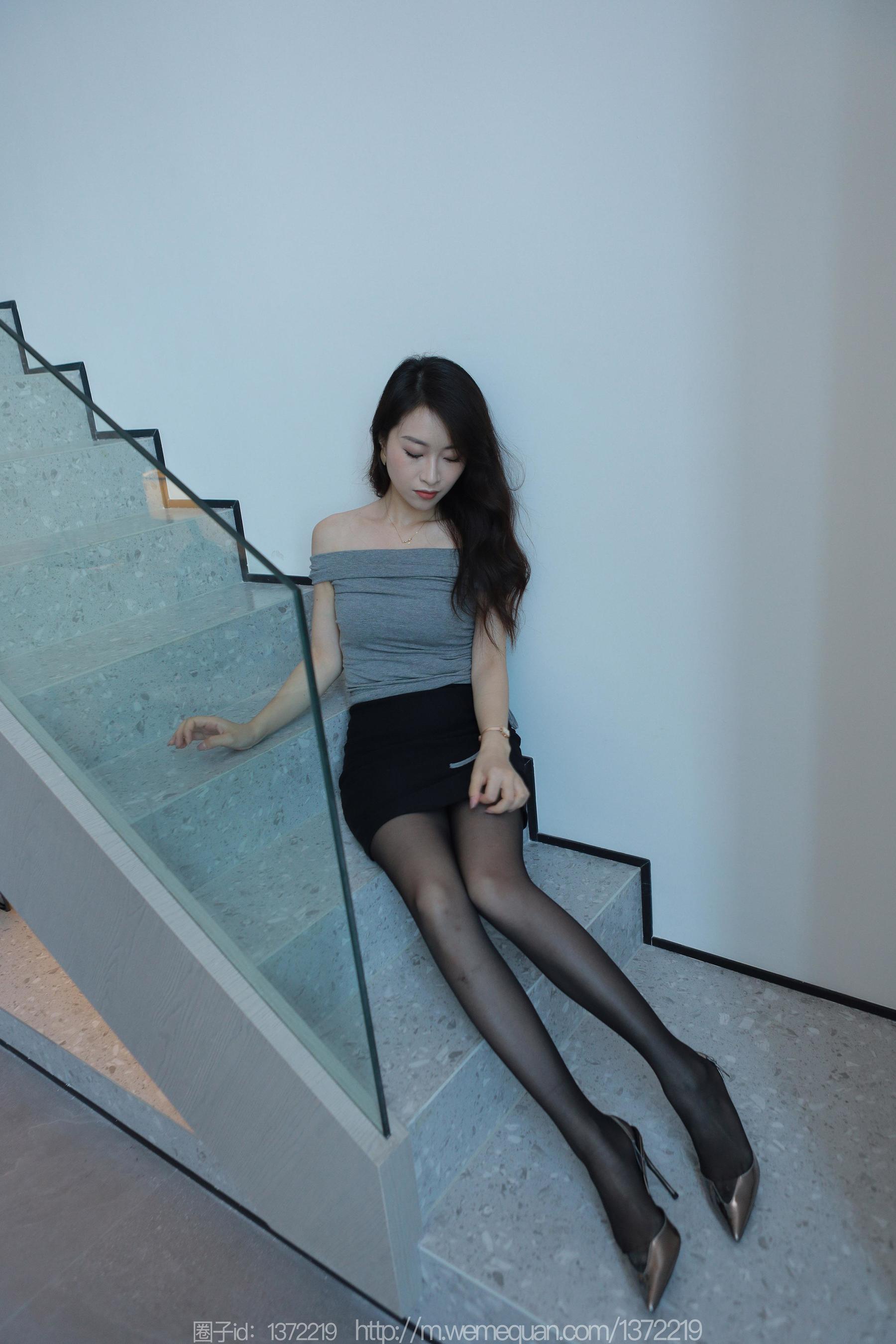 IESS异思趣向 - 模特：小婕 《紧身的包臀裙》