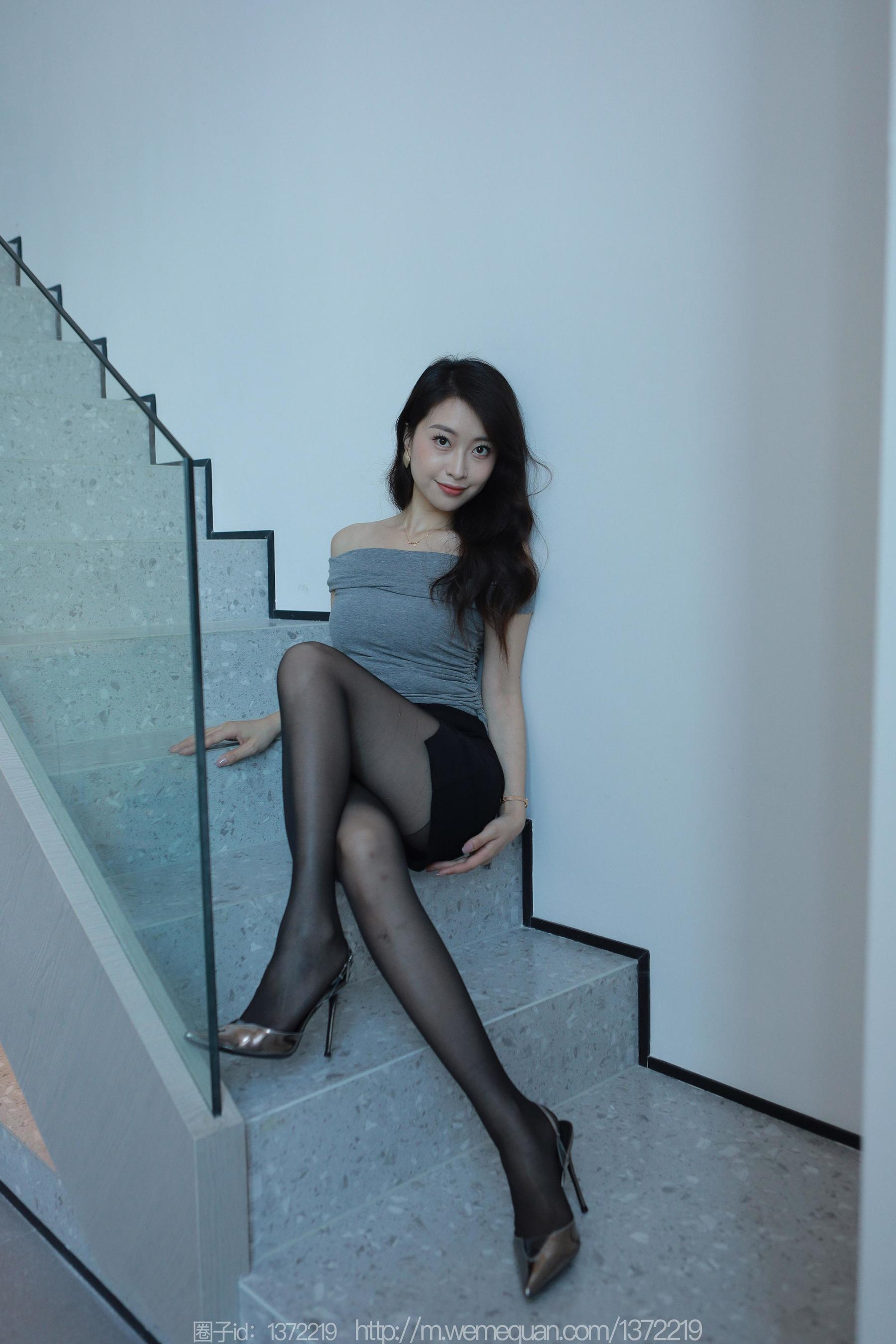 IESS异思趣向 - 模特：小婕 《紧身的包臀裙》