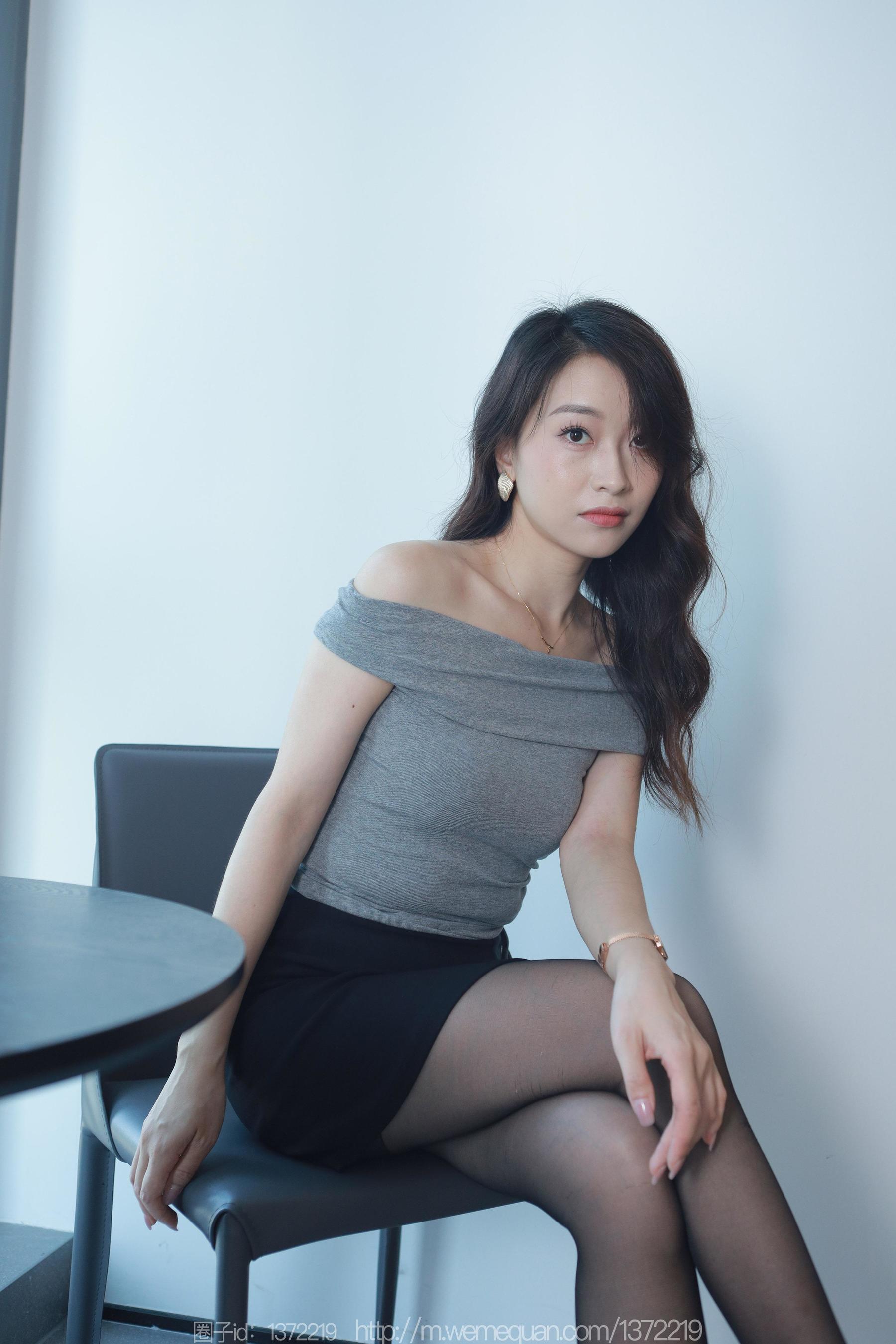 IESS异思趣向 - 模特：小婕 《紧身的包臀裙》